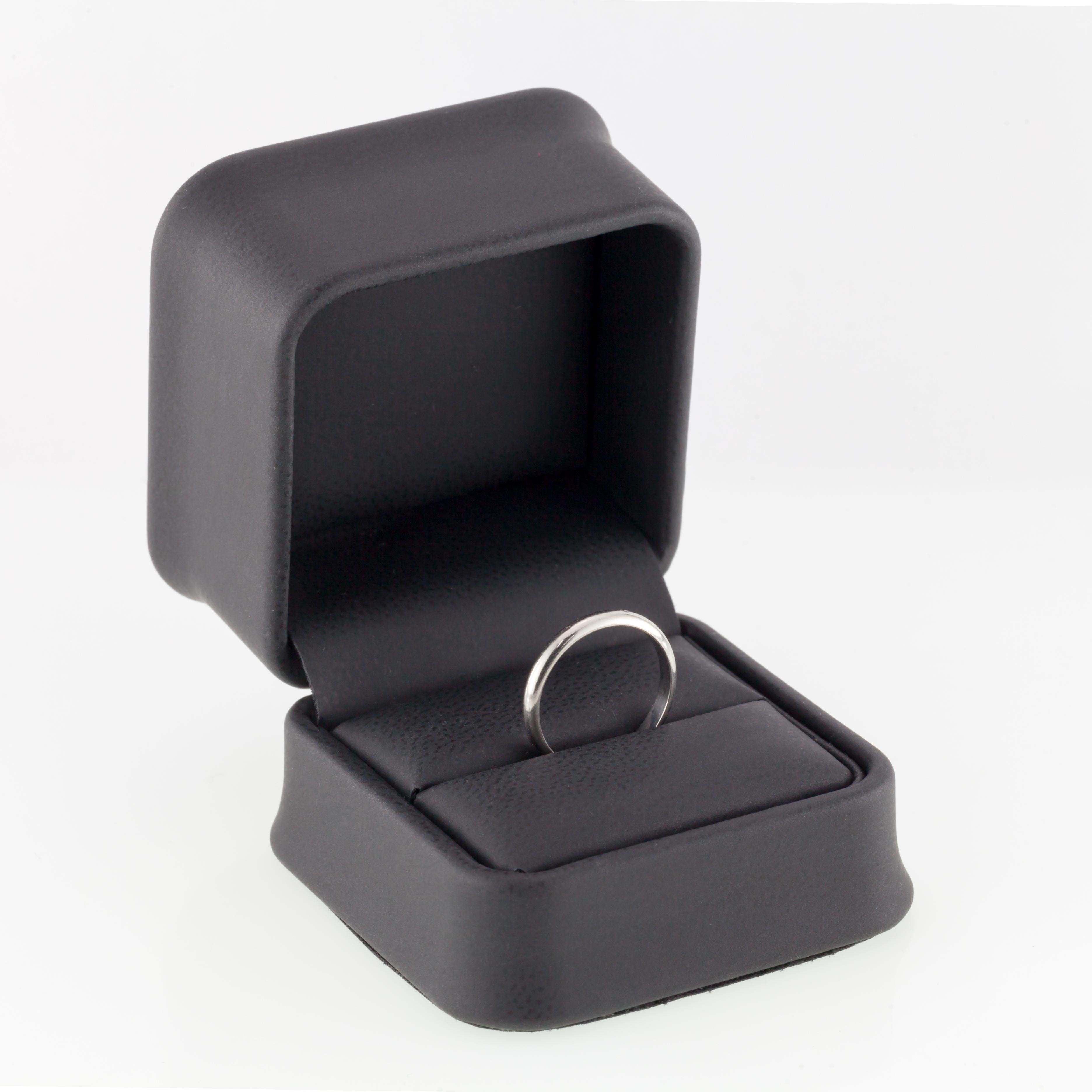 Platinum wedding band by Cartier.
Unisex ring.
Size: 6 (French size 52).
Width: 2mm.
Hallmarks: 