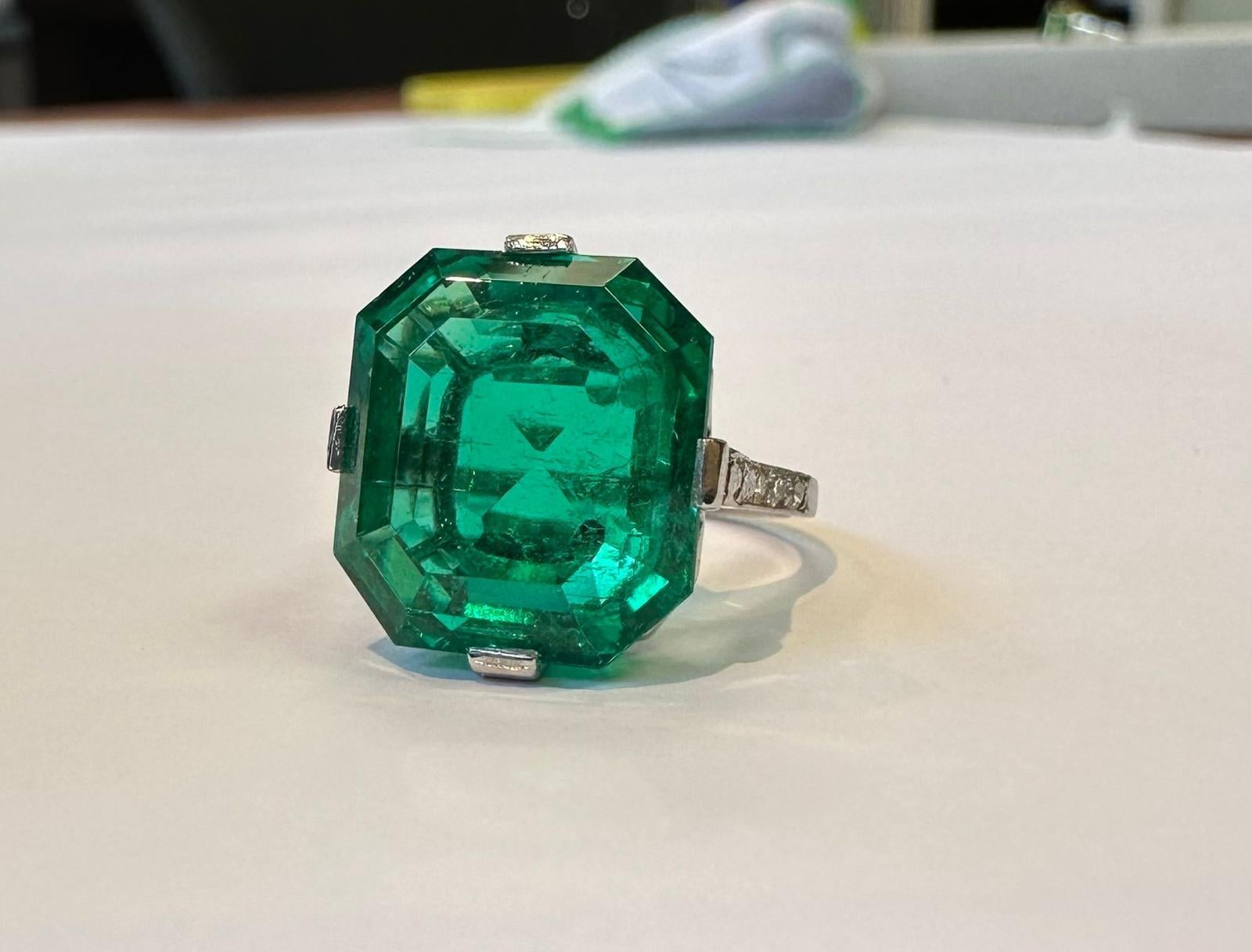 Taille émeraude Bague Cartier avec émeraude de Colombie, certifiée AGL en vente