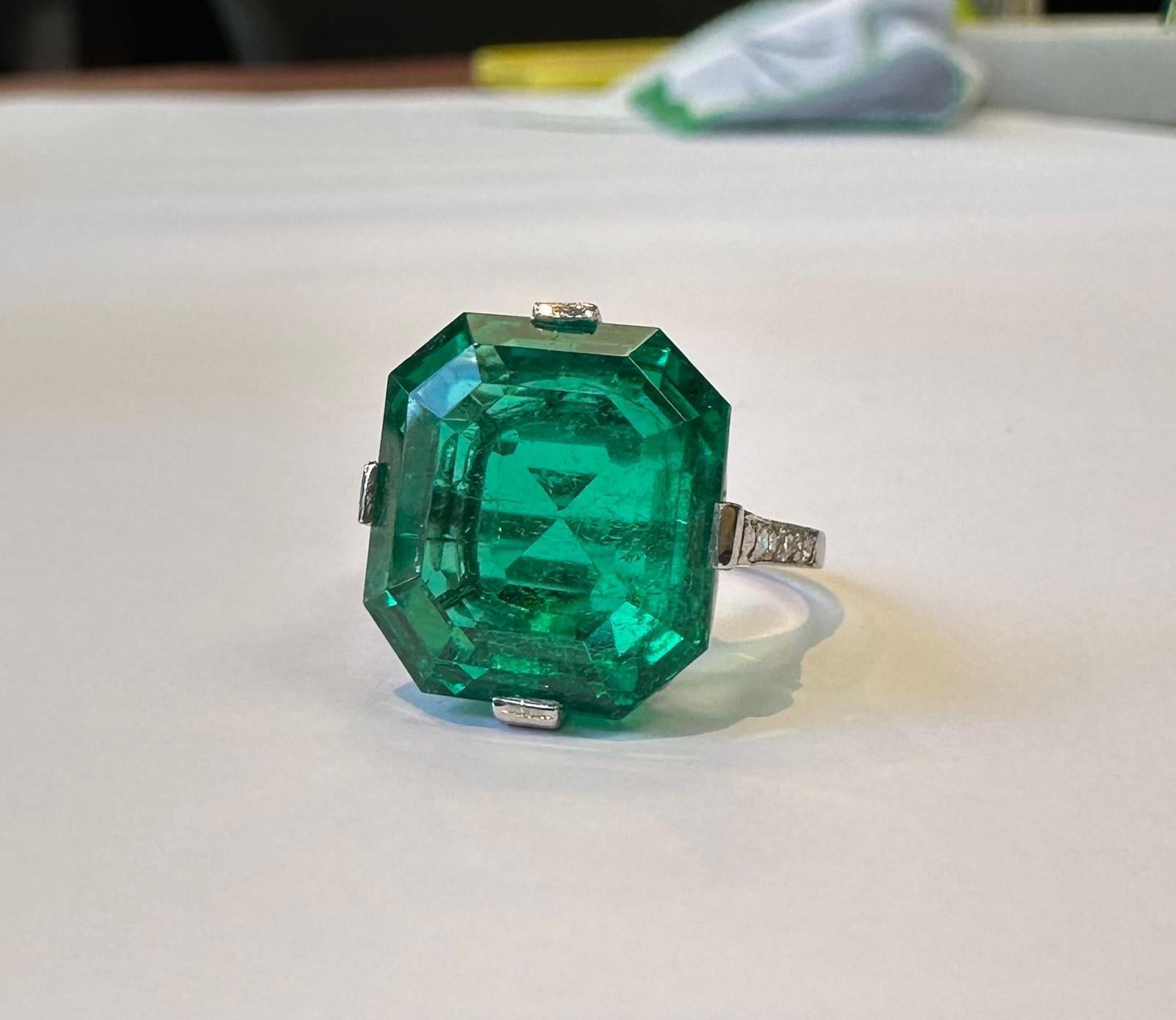 Bague Cartier avec émeraude de Colombie, certifiée AGL Bon état - En vente à New York, NY