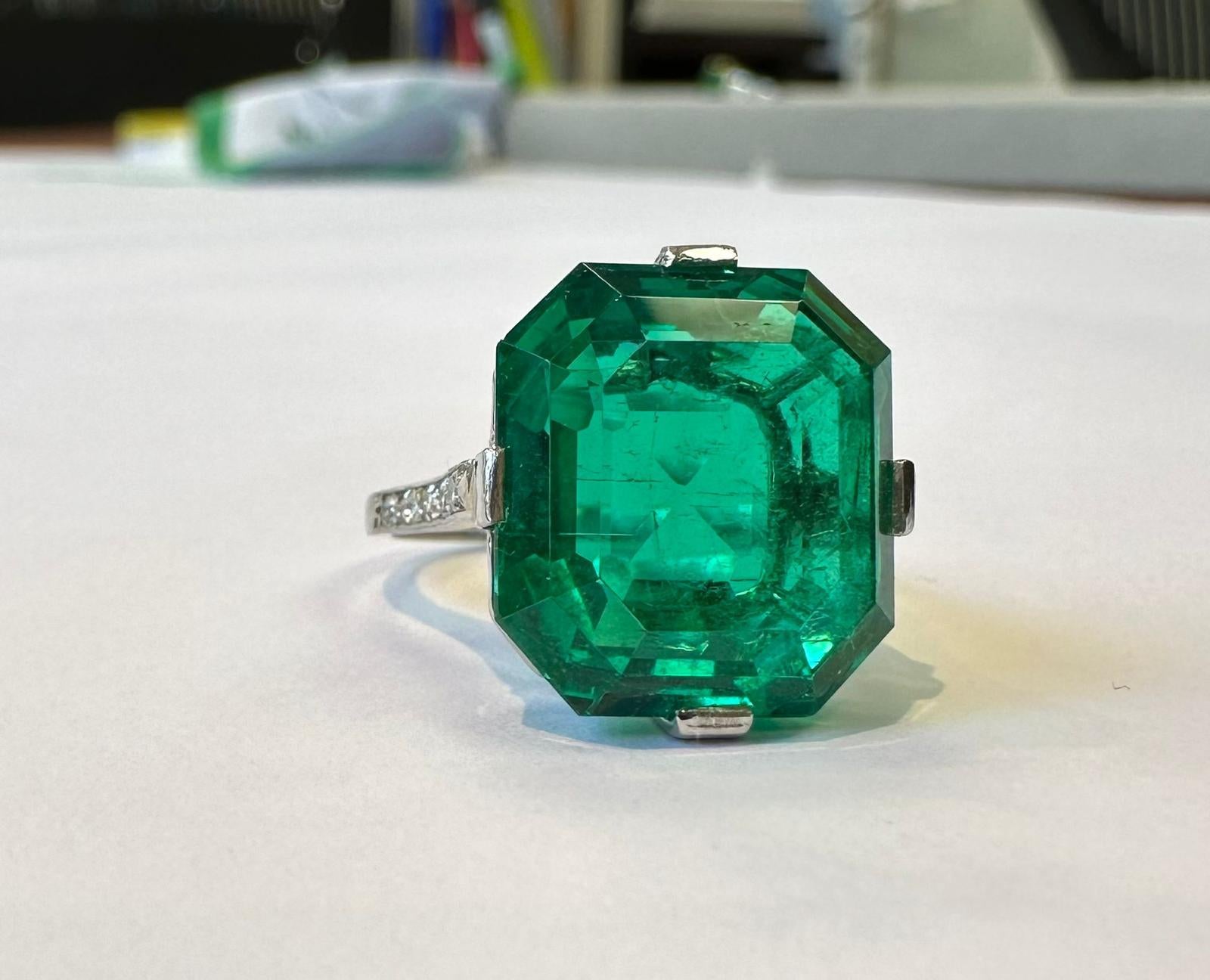 Bague Cartier avec émeraude de Colombie, certifiée AGL Pour femmes en vente