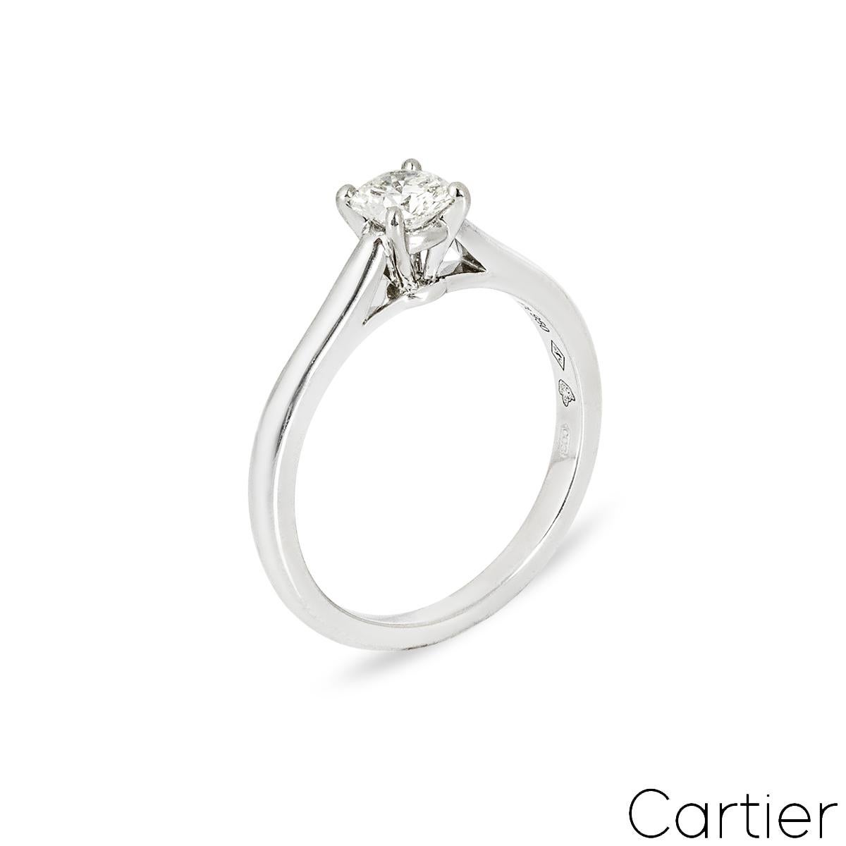 Un delizioso anello di fidanzamento in platino con diamante di Cartier della collezione Solitaire 1895. L'anello comprende un diamante rotondo taglio brillante con incastonatura a quattro punte del peso di 0,30 ct, colore H e purezza VS2. L'anello