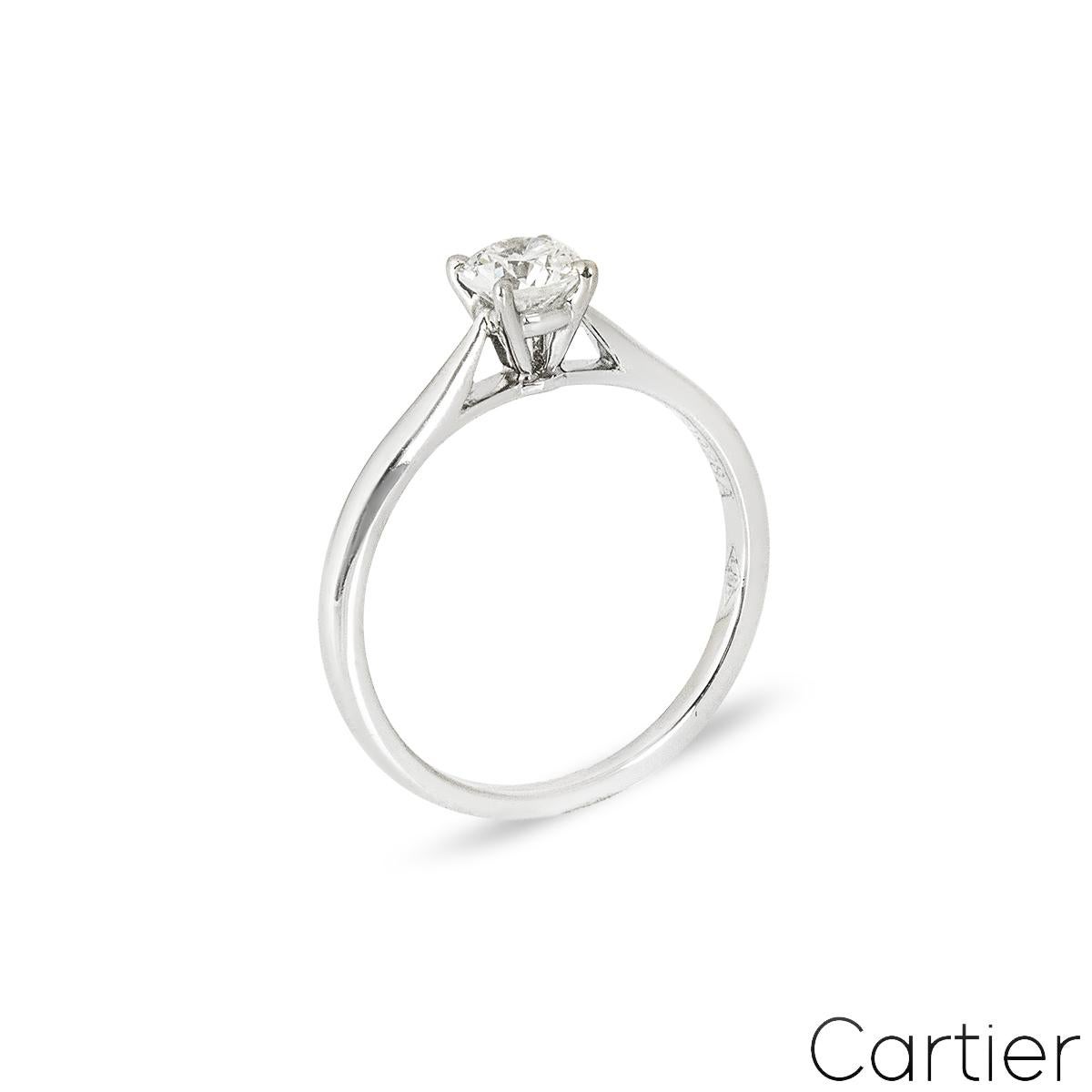 Ein schöner Verlobungsring mit Diamanten aus Platin von Cartier aus der Collection Solitaire 1895. Der Ring besteht aus einem runden Diamanten im Brillantschliff in einer vierzinkigen Fassung mit einem Gewicht von 0,36 ct, Farbe I und Reinheit VVS2.