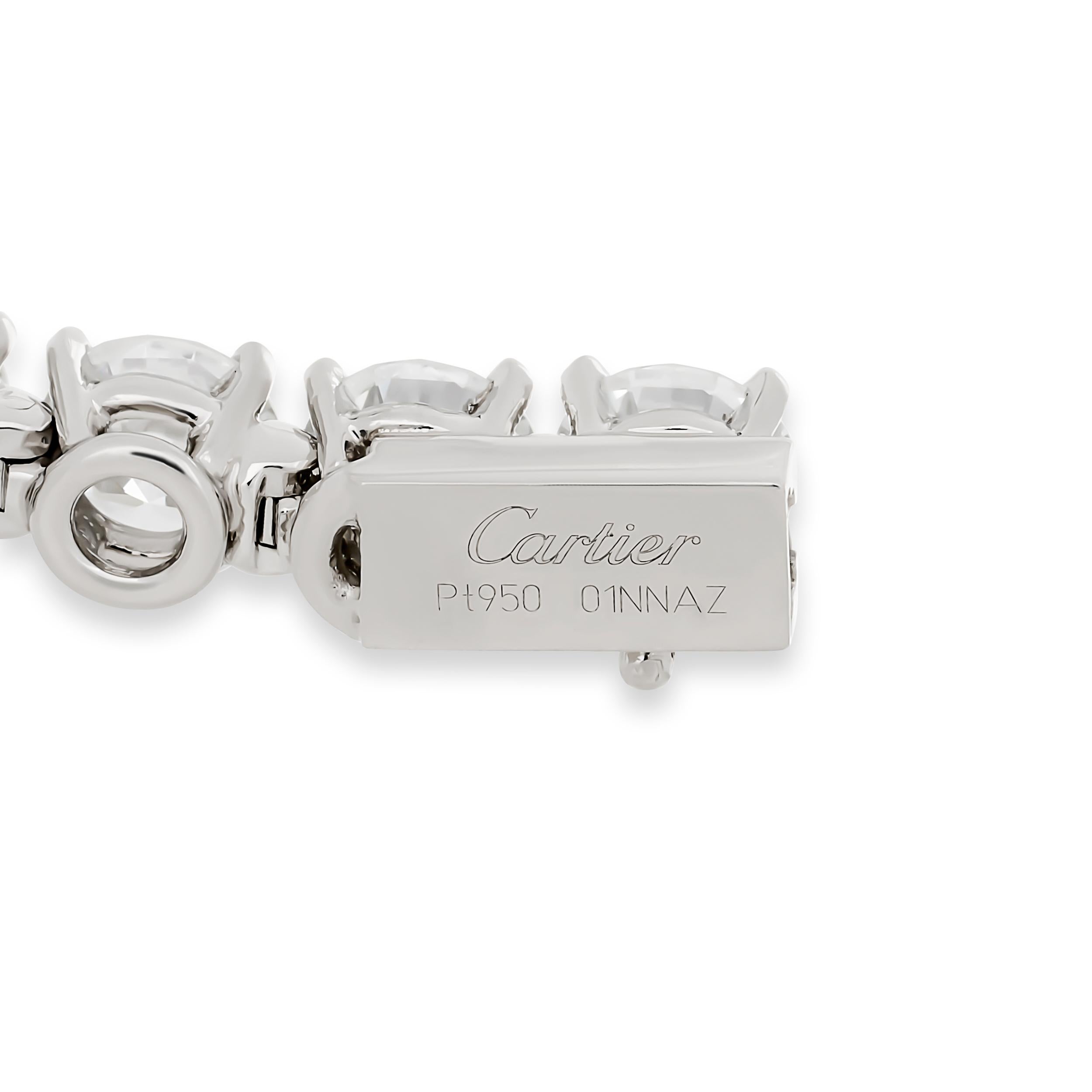 Dieses kunstvoll gefertigte Cartier-Tennisarmband präsentiert einen kontinuierlichen Strom brillanter, hochwertiger runder Diamanten, von denen jeder einzelne exquisit gefasst ist, um das Licht mit atemberaubendem Feuer und Eleganz einzufangen und