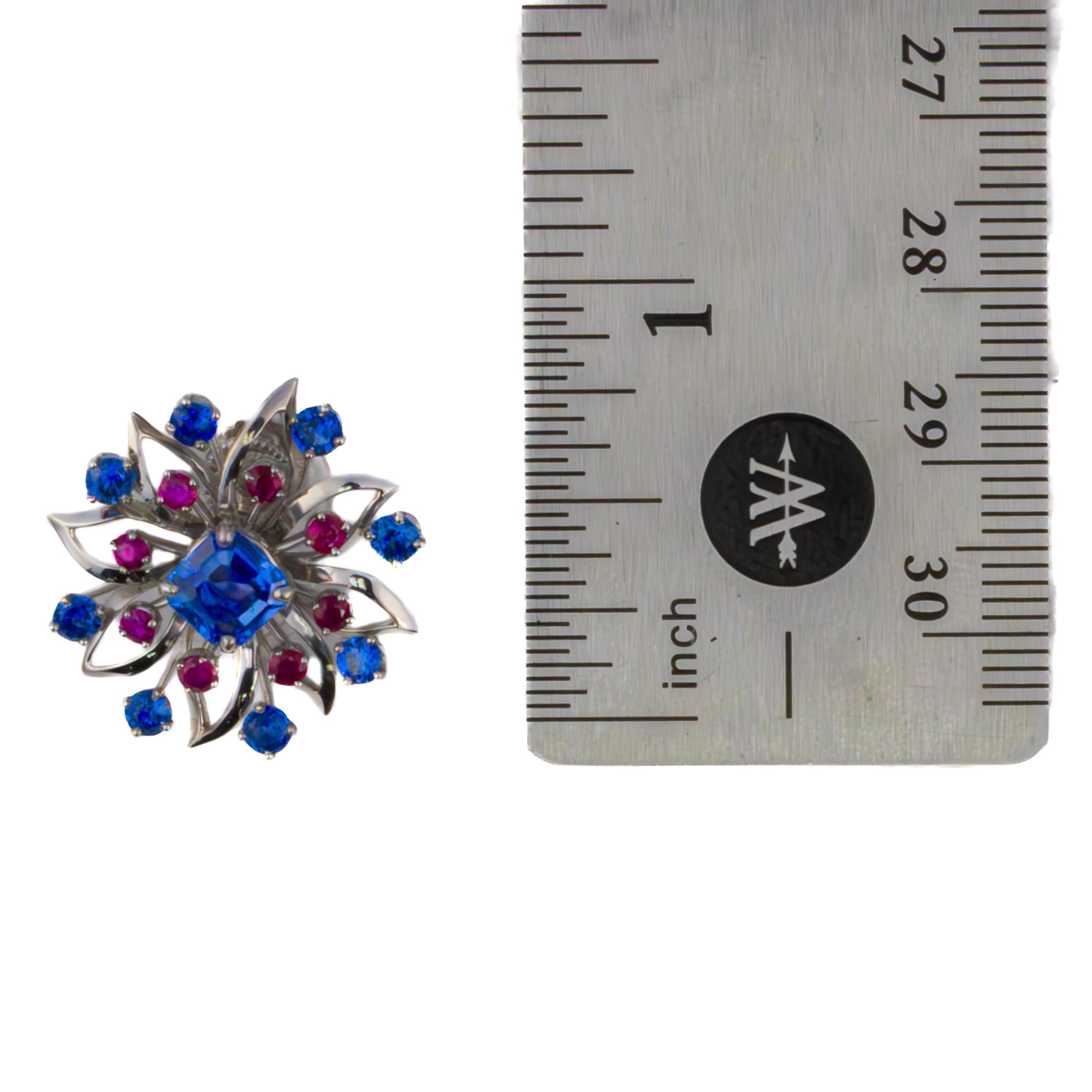 Taglio rotondo Orecchini floreali di Cartier in platino con zaffiro e rubino in vendita