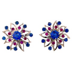 Orecchini floreali di Cartier in platino con zaffiro e rubino
