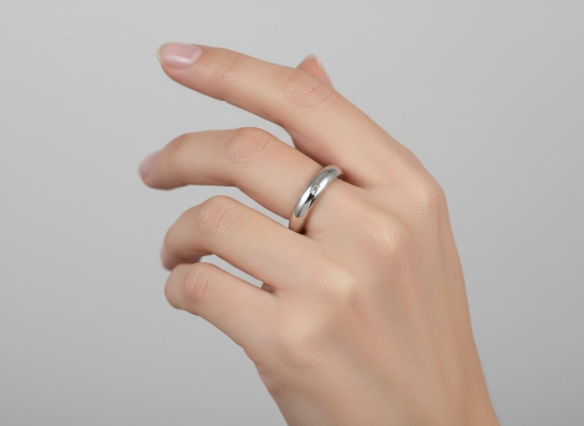 Dieser authentische Ehering von Cartier wurde fachmännisch aus Platin gefertigt und verkörpert das berühmte Engagement des Hauses für zeitlose Eleganz und dauerhafte Qualität. Das Band hat eine Breite von 4,0 mm (0,16 Zoll) und entspricht derzeit