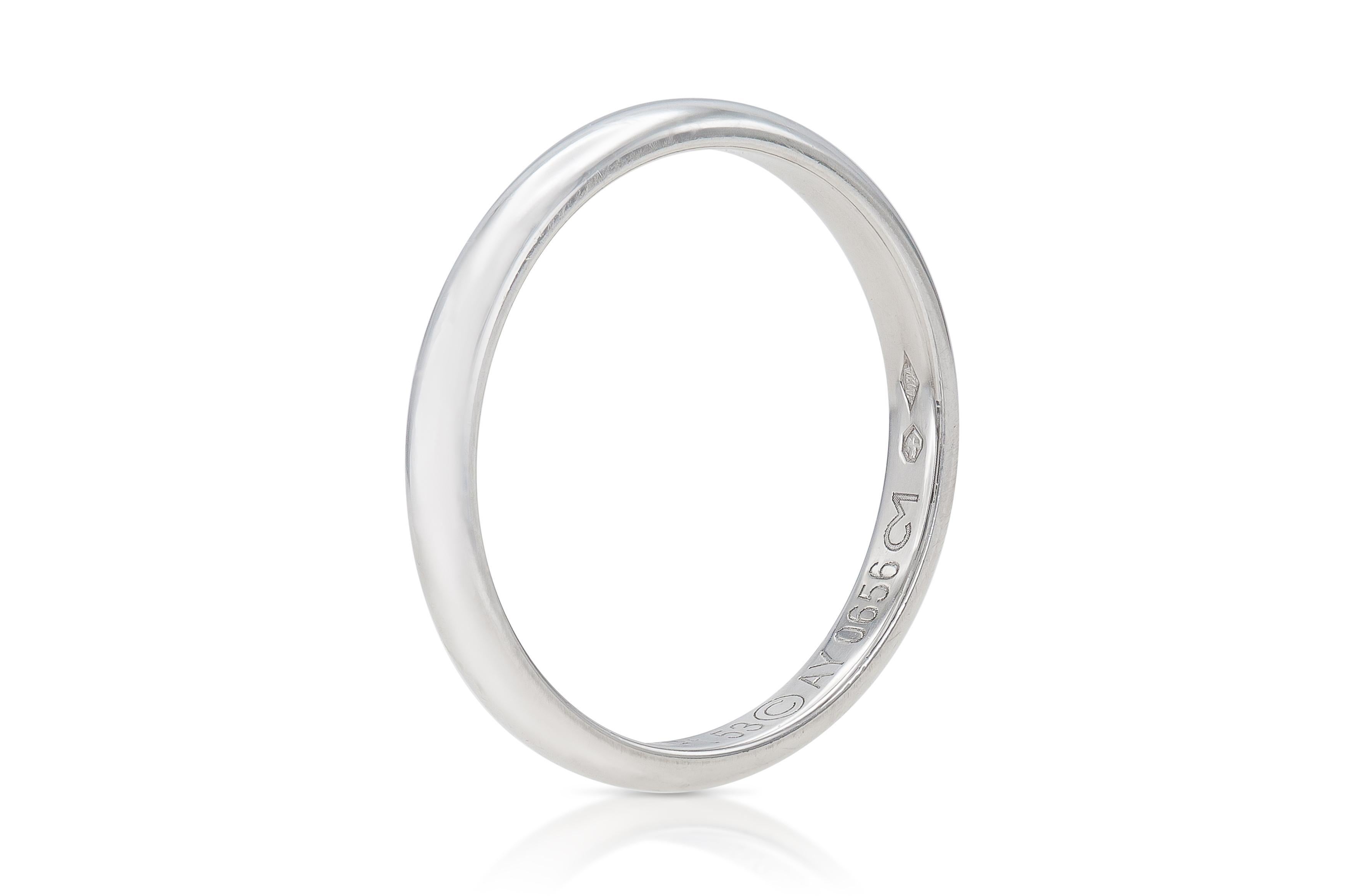 Finemente realizzato in platino.
Firmato da Cartier
2 mm di larghezza
Taglia 6 1/4