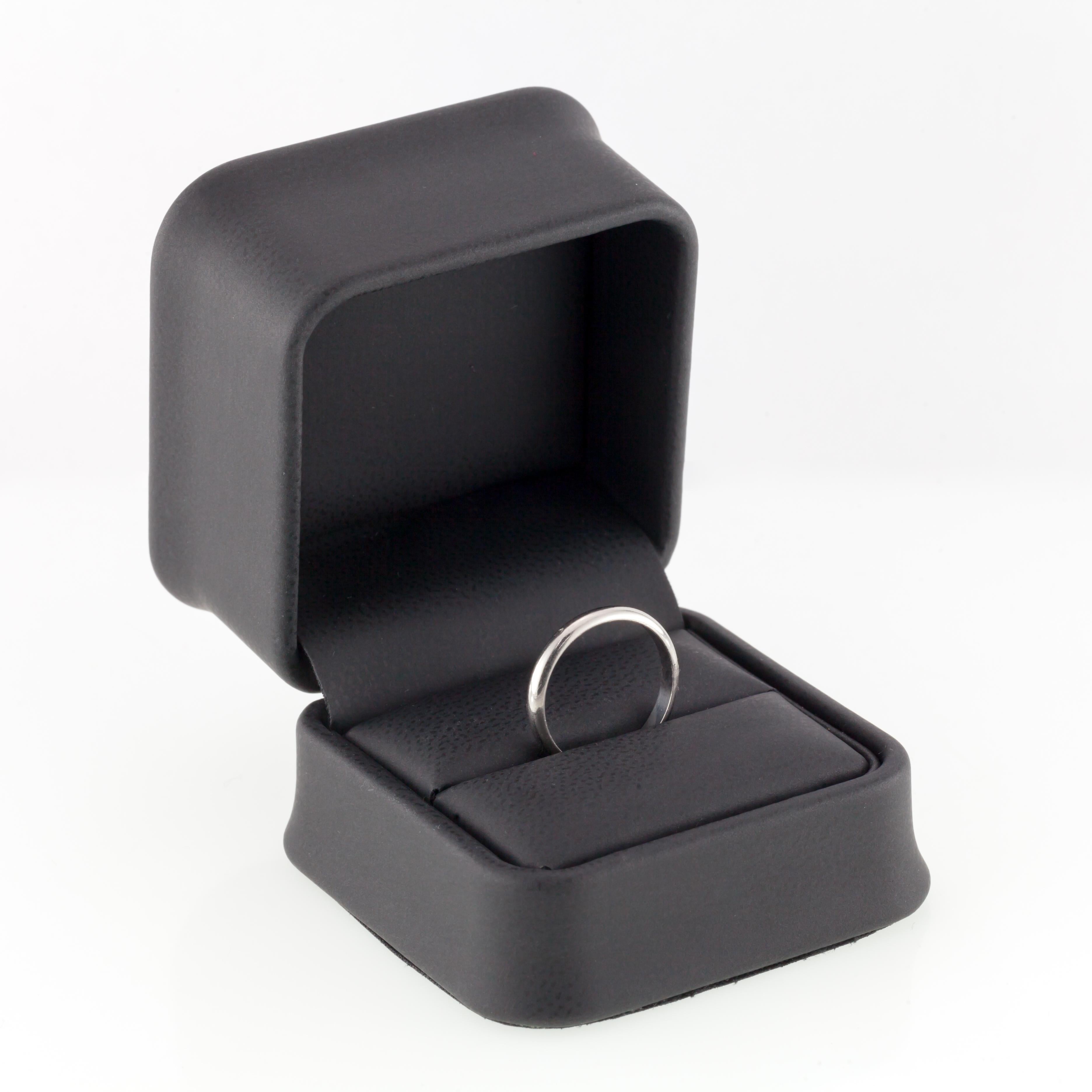 Platinum plain Cartier wedding band.
Unisex ring.
Size: 6 (French Size 52).
Width: 2mm.
Hallmarks: 