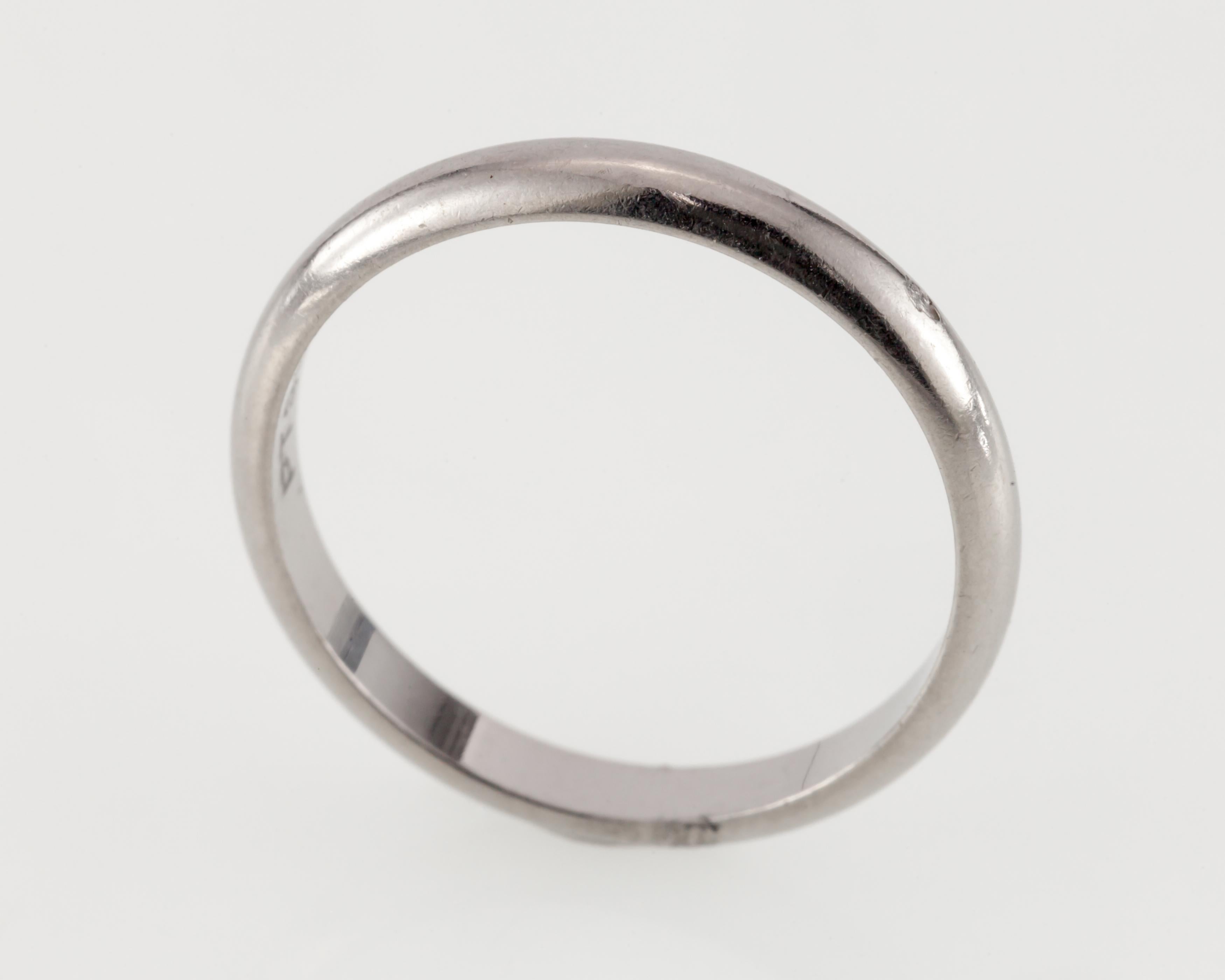 Cartier Platinum Wedding Band, Size 52 (US size 6), 2 mm In Good Condition For Sale In Van Nuys, CA