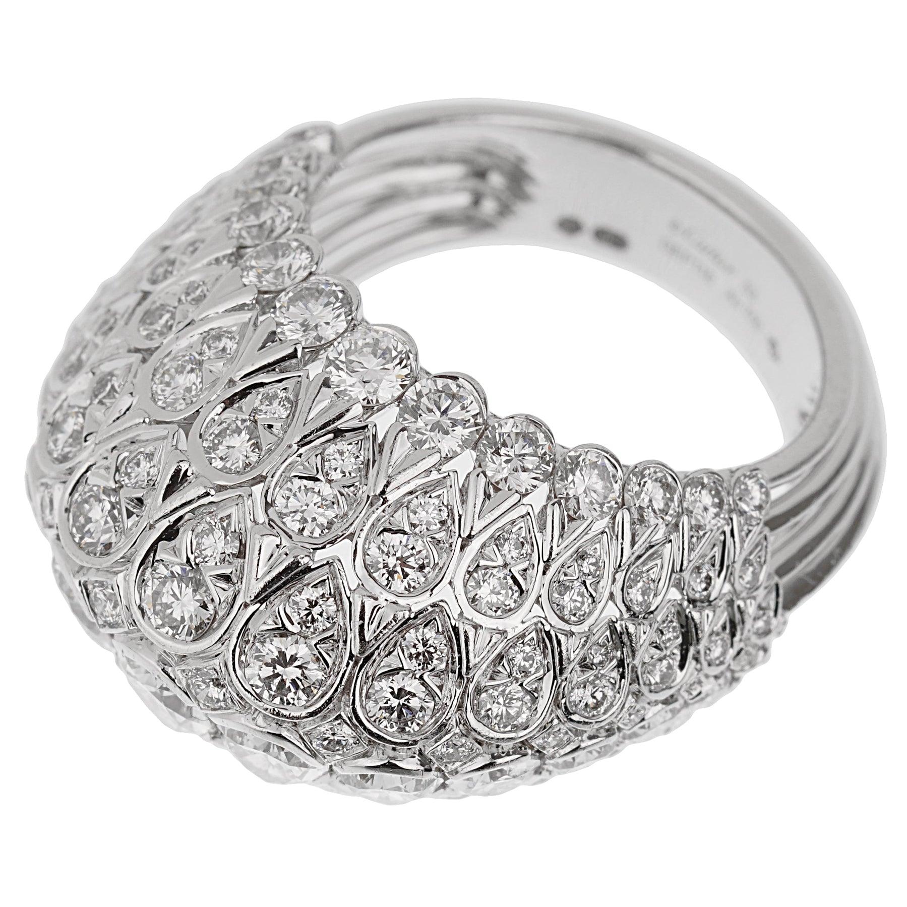 Cette bague de style bombe, signée Cartier, présente un mélange de diamants ronds de taille brillant et de diamants en forme de poire pour créer un modèle unique. La bague est fabriquée en or blanc 18 carats et mesure une taille 53 eu/ 6 us. Le