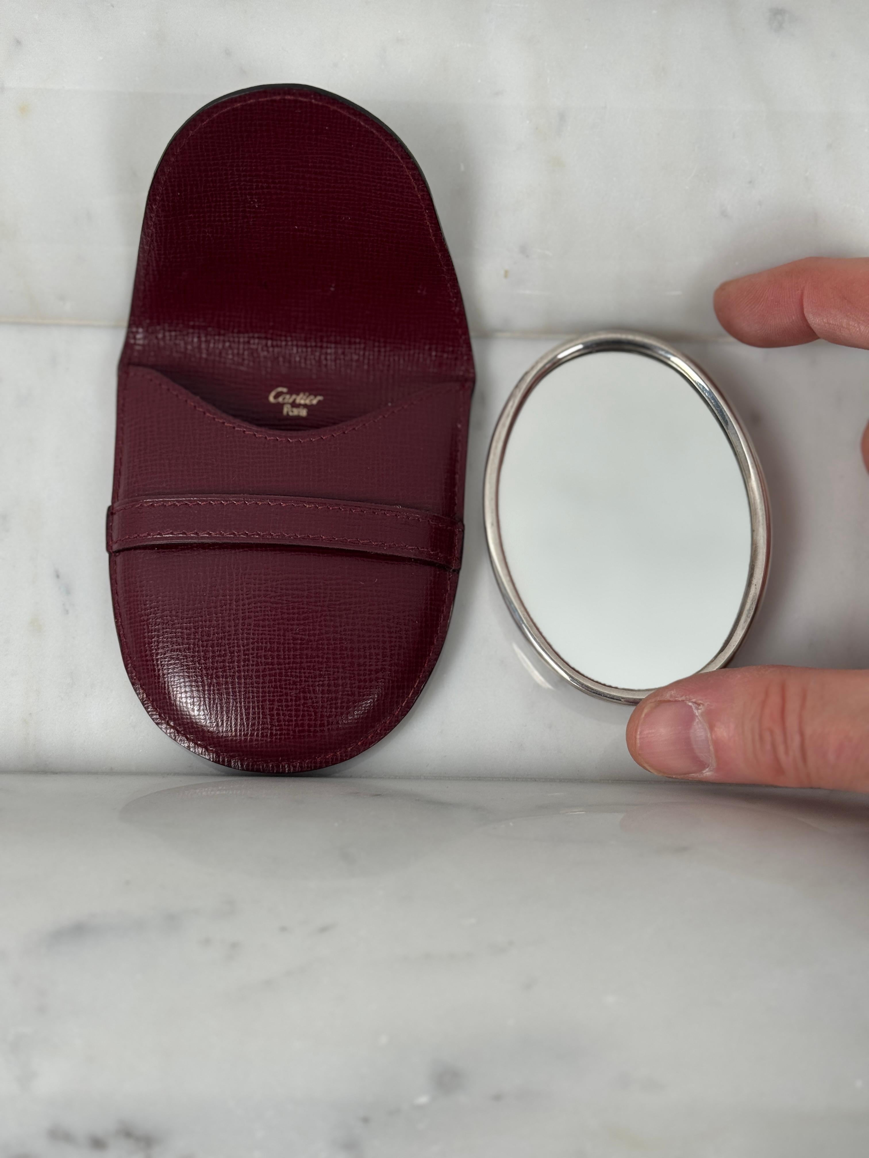 Espejo de mano de maquillaje de bolsillo Cartier, Plata, Piel  1970 en venta 4