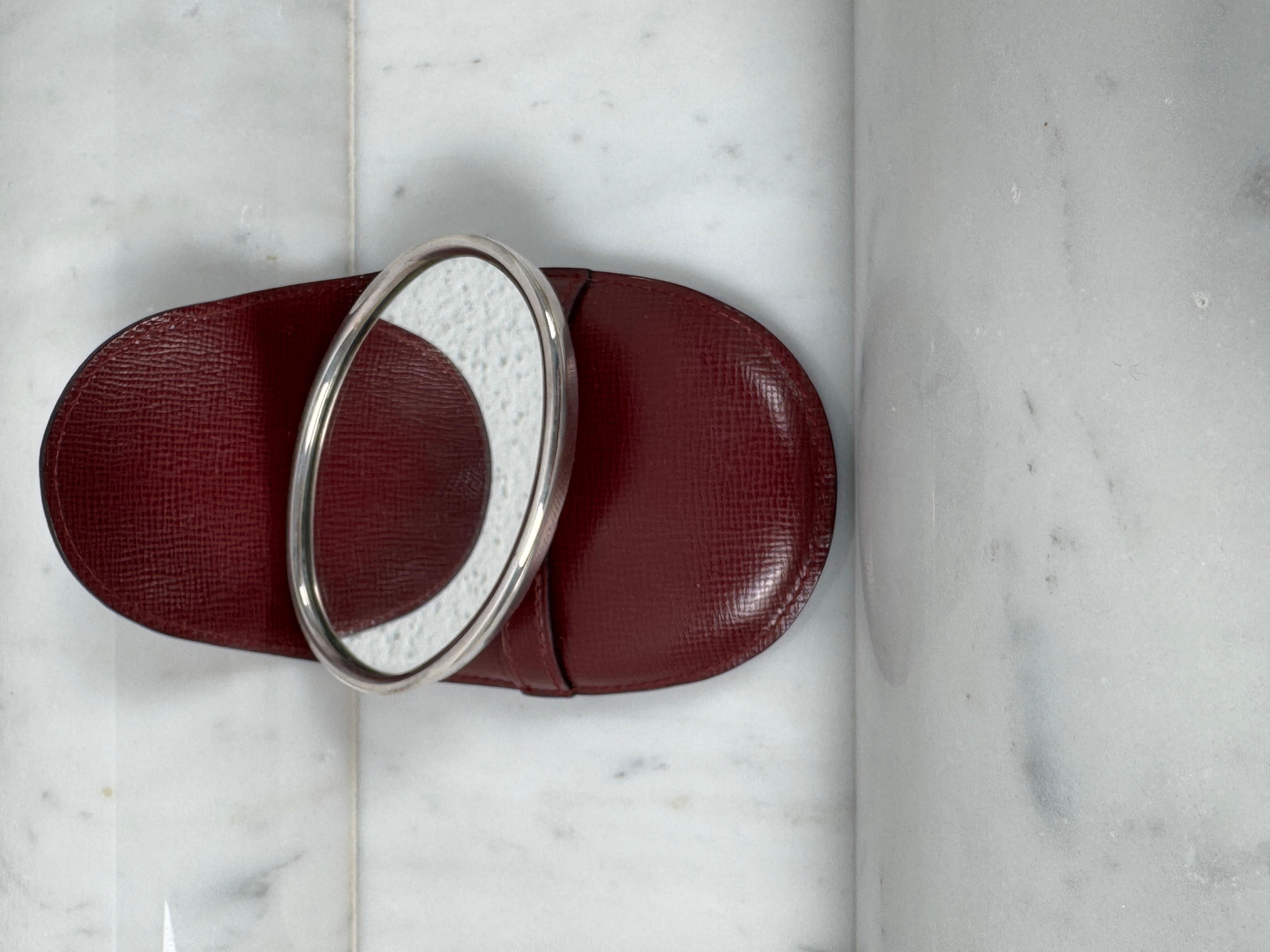 Espejo de mano de maquillaje de bolsillo Cartier, Plata, Piel  1970 en venta 1
