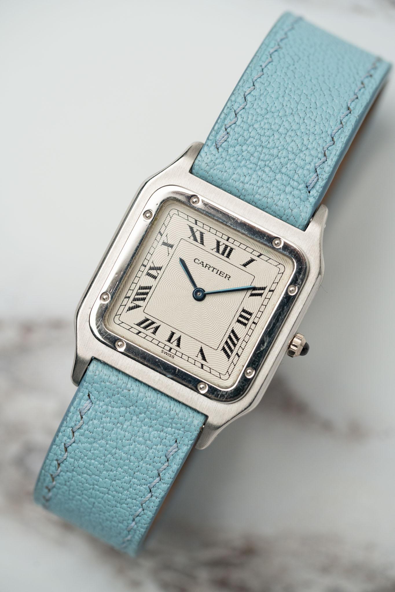 Cartier Pre-CPCP Santos Dumont LM Platino Esfera Guilloché Años 80 con Garantía Cartier
SKU: 1466

Este raro Cartier Pre-CPCP Santos Dumont Modelo Grande (Ref. 1575) es un ejemplo muy deseable de los primeros diseños Santos, fabricado en platino, un