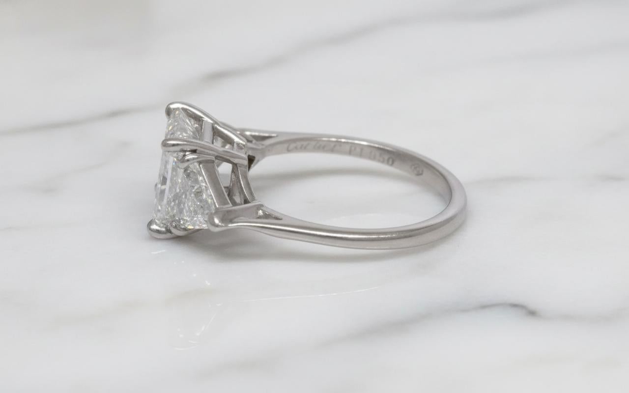 Contemporain Bague de fiançailles en platine à trois pierres et diamant radiant de Cartier en vente