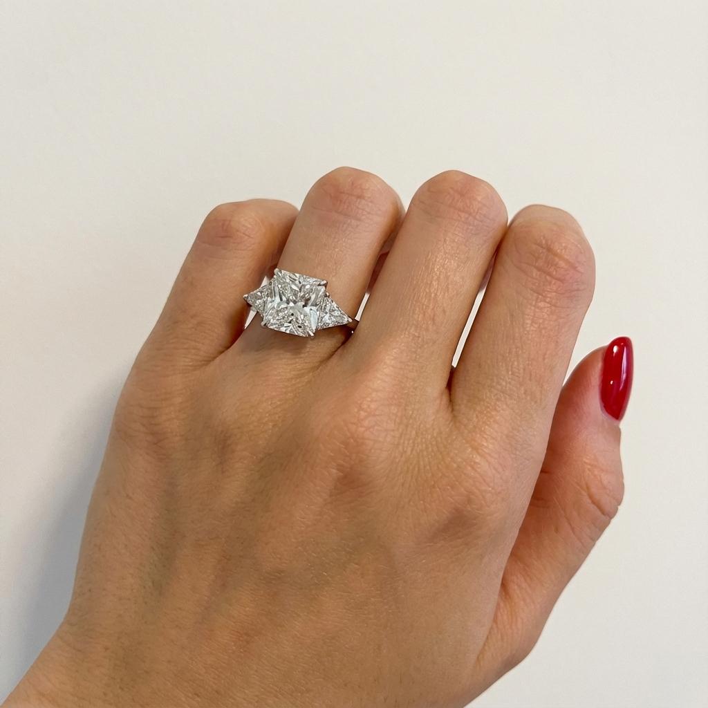 Taille radiant Bague de fiançailles en platine à trois pierres et diamant radiant de Cartier en vente