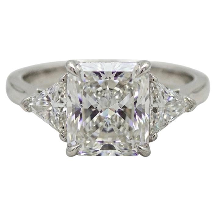 Bague de fiançailles en platine à trois pierres et diamant radiant de Cartier en vente