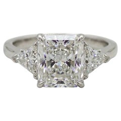 Anillo de compromiso Cartier de diamantes talla radiante y tres piedras en platino