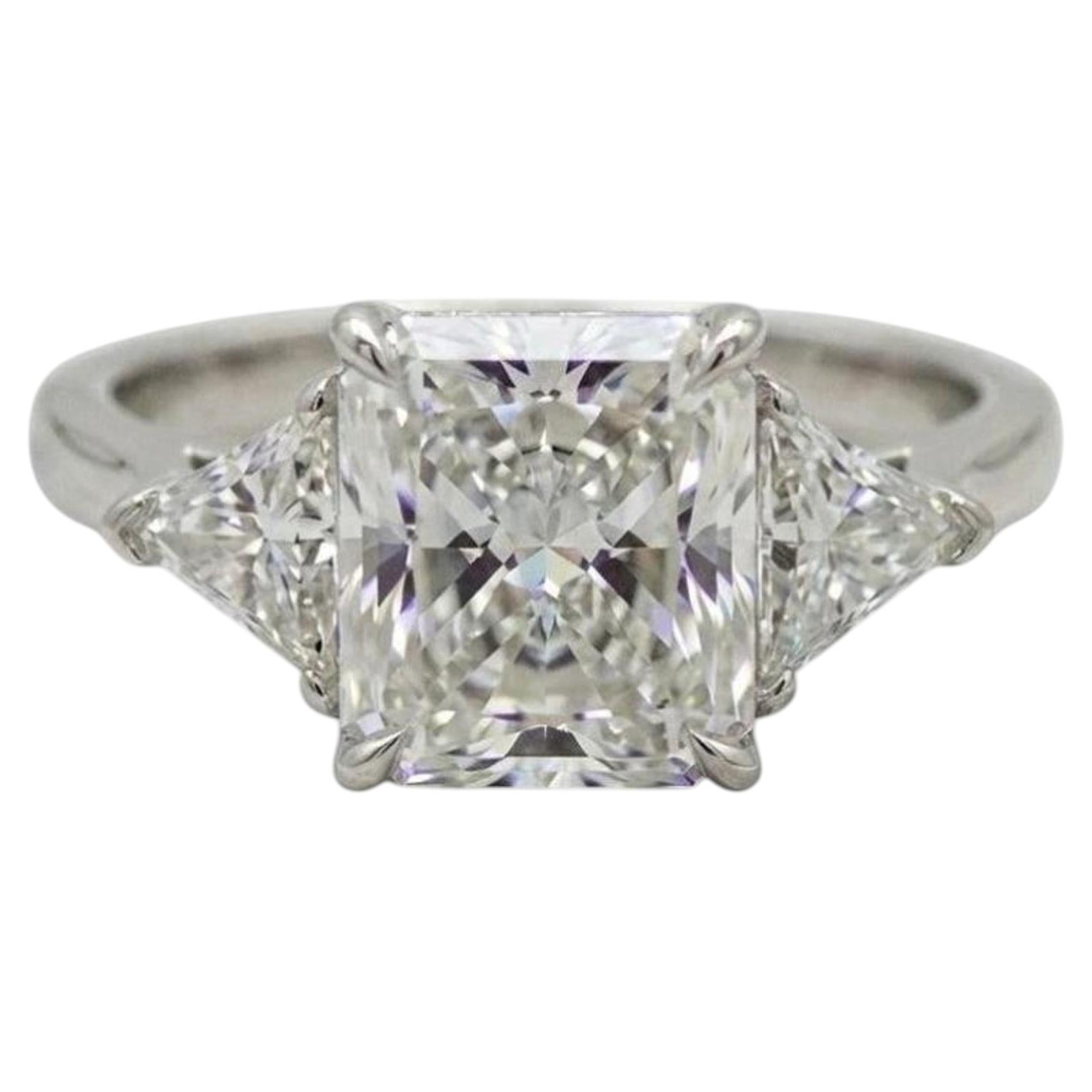 Bague de fiançailles en platine à trois pierres et diamant radiant de Cartier