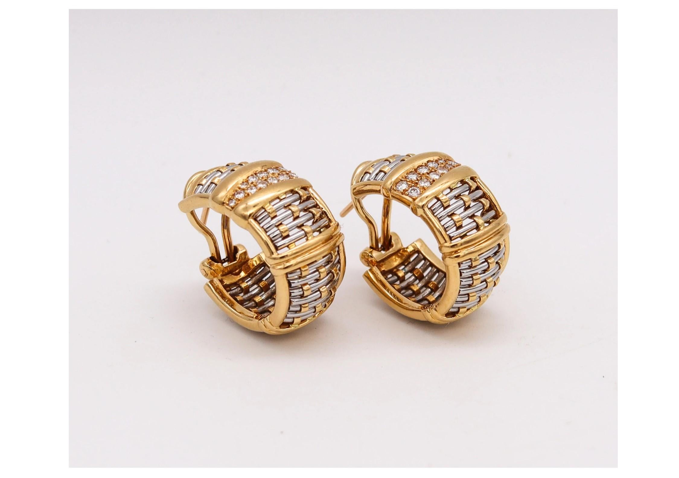 Pair of hoops earrings designed by Cartier.

Beautiful modern pair of hoop earrings, created with a caged linear patterns by the jewelry house of Cartier. These very rare pieces has been crafted in solid yellow gold of 18 karats and finished, with