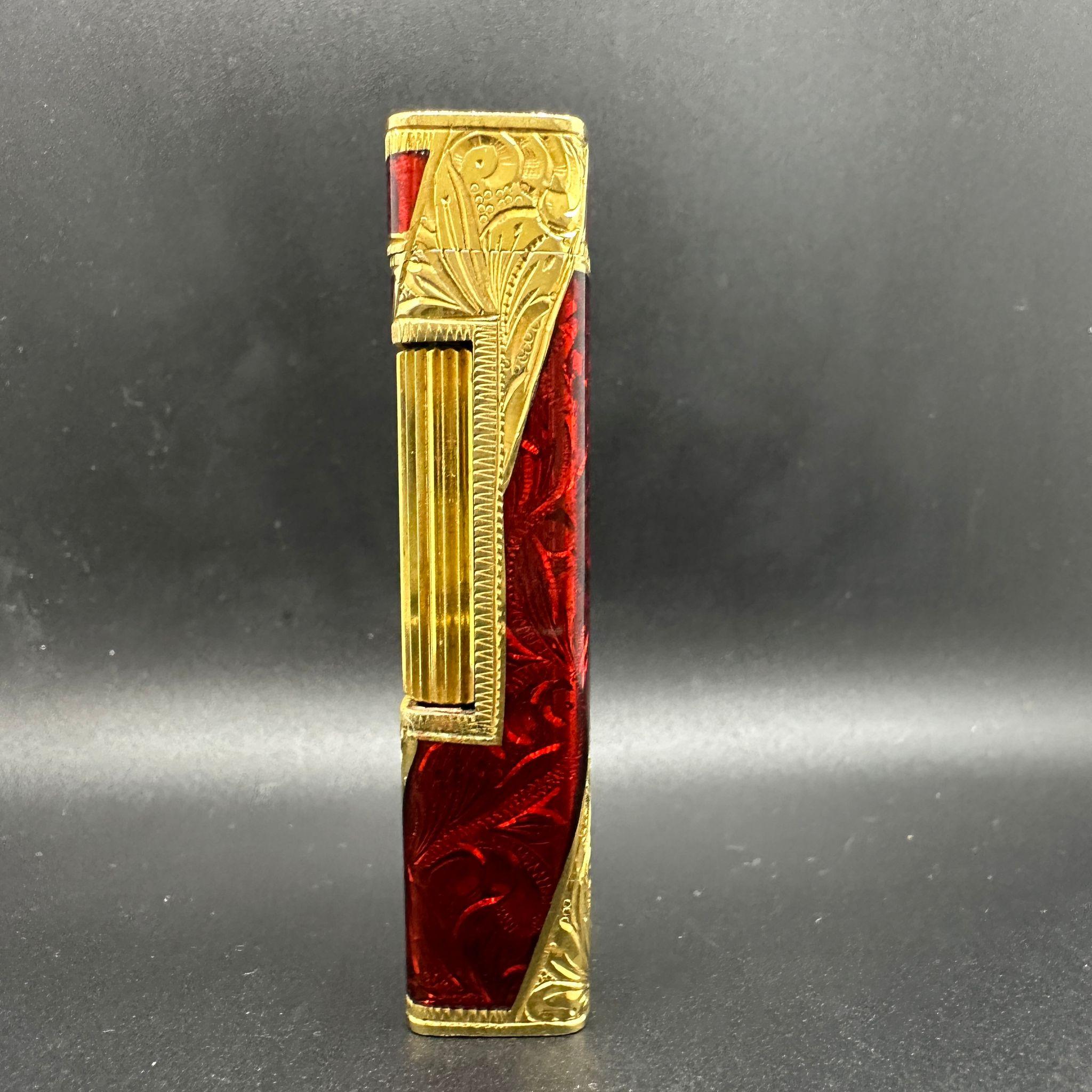 Cartier “Royking” lighter.
Circe 1970
CARTIER  Roy King Rollagas, a Unique RARE example of a ROYKING designed Cartier Rollagas lighter made circa 1970's, 18K Gold Baroque Inlay with Red lacquer, mint condition.
Roy King emblem on top side part of