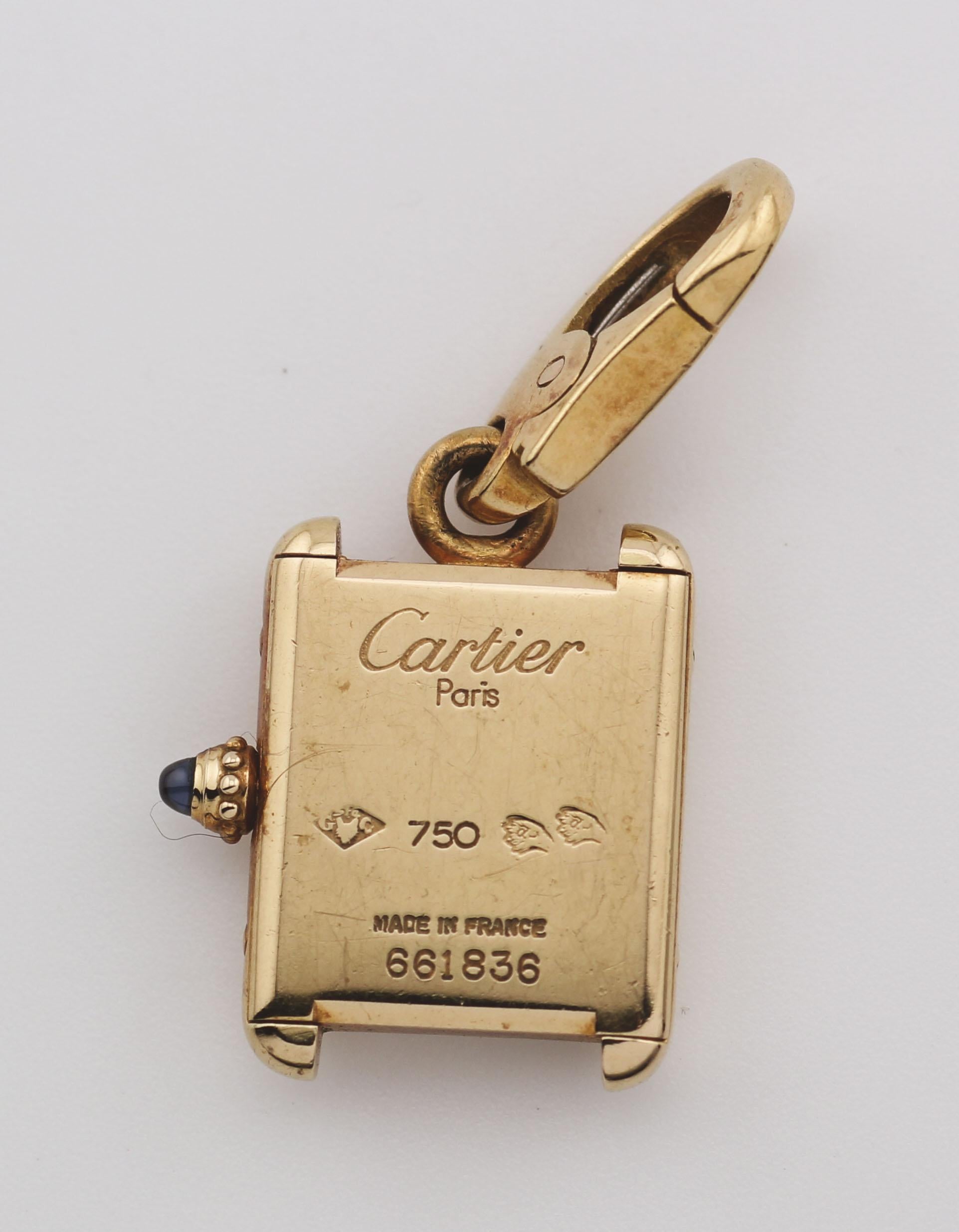 Merveille miniature issue de l'un des designs les plus emblématiques de Cartier, ce rare pendentif à breloques Louis Tank Watch est un véritable trésor de collectionneur. Réalisée en or jaune 18 carats, elle capture l'élégance intemporelle de la