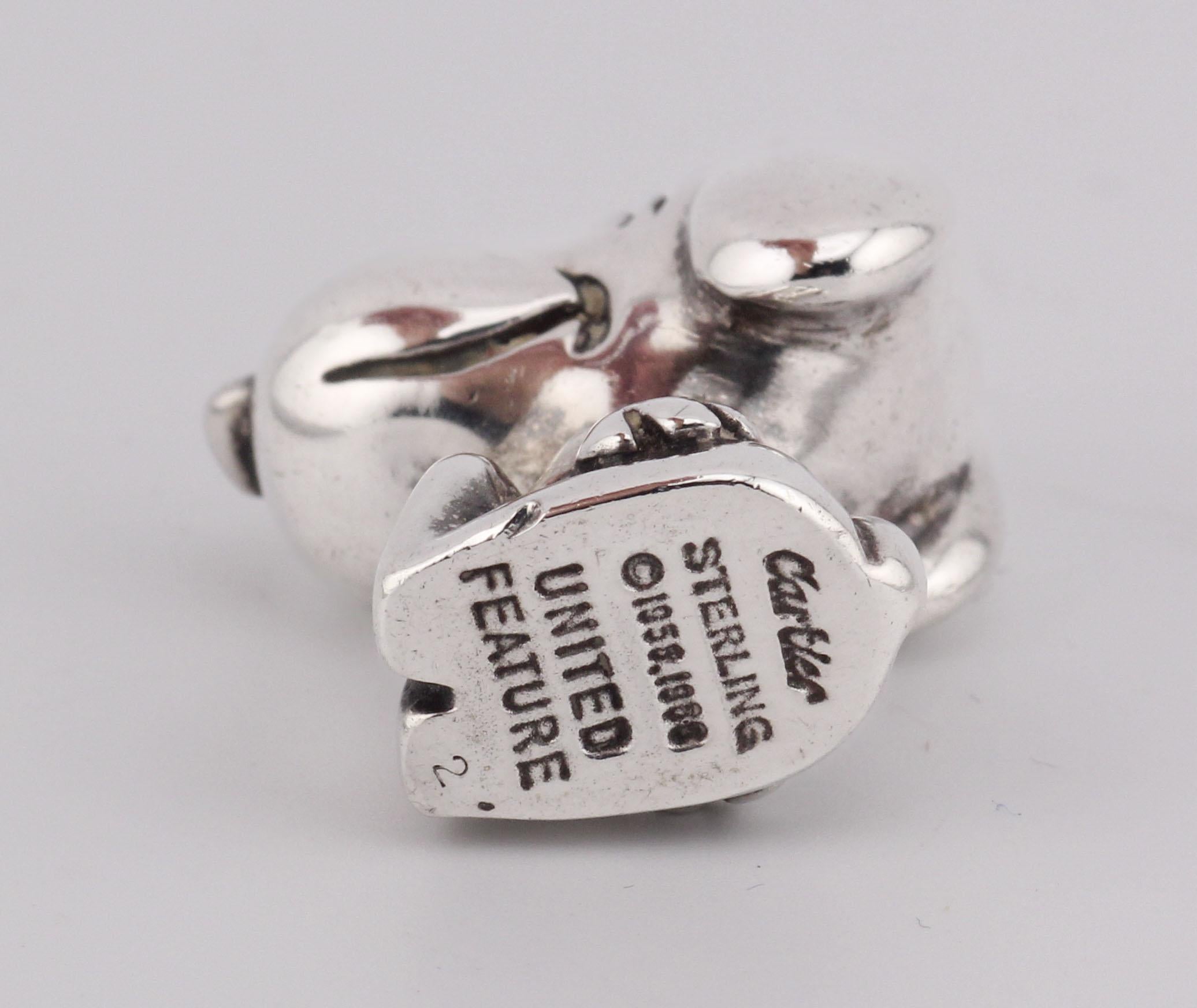 Scopri il fascino di questo ciondolo in argento sterling di Cartier, un pezzo delizioso che incarna un'eleganza giocosa. Realizzato con precisione, questo ciondolo mostra la maestria e l'attenzione ai dettagli sinonimo di Cartier.

Questo ciondolo