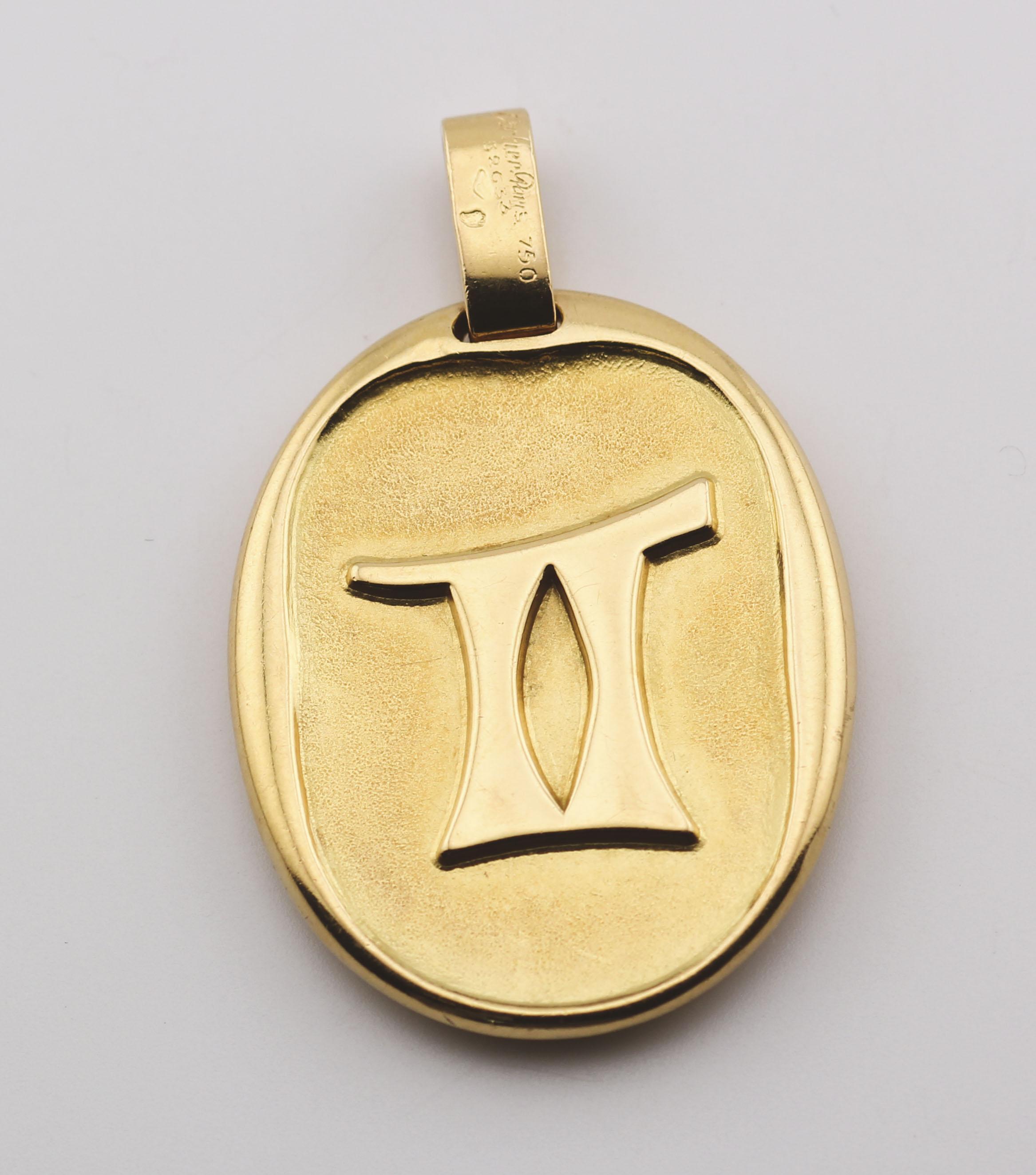 Zelebrieren Sie die Dualität und den Glanz des Geistes der Zwillinge mit diesem seltenen Vintage-Anhänger von Cartier, einem fesselnden Stück aus der begehrten Horoskop-Kollektion der Maison Maison. Dieser zeitlose Anhänger wurde fachmännisch aus 18