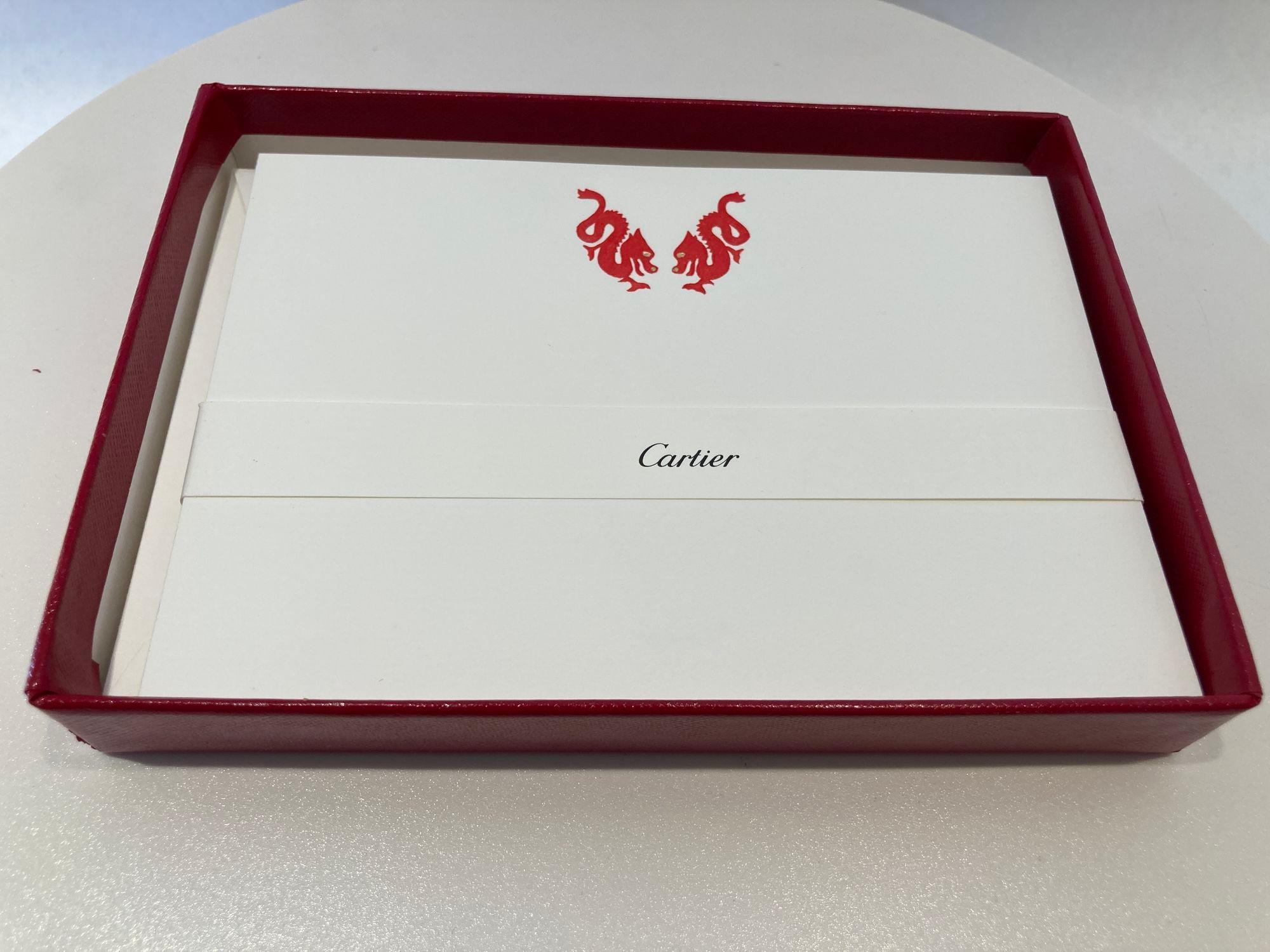 Cartier Karten- und Umschlag-Set mit dem ikonischen Schmuckdesign der roten chinesischen Drachen.
Authentic Luxury Cartier Briefpapier Karte Brief und Umschlag Red Dragons, limitierte Auflage Schreibtisch-Accessoire.
Prägung gedruckt Cardstock