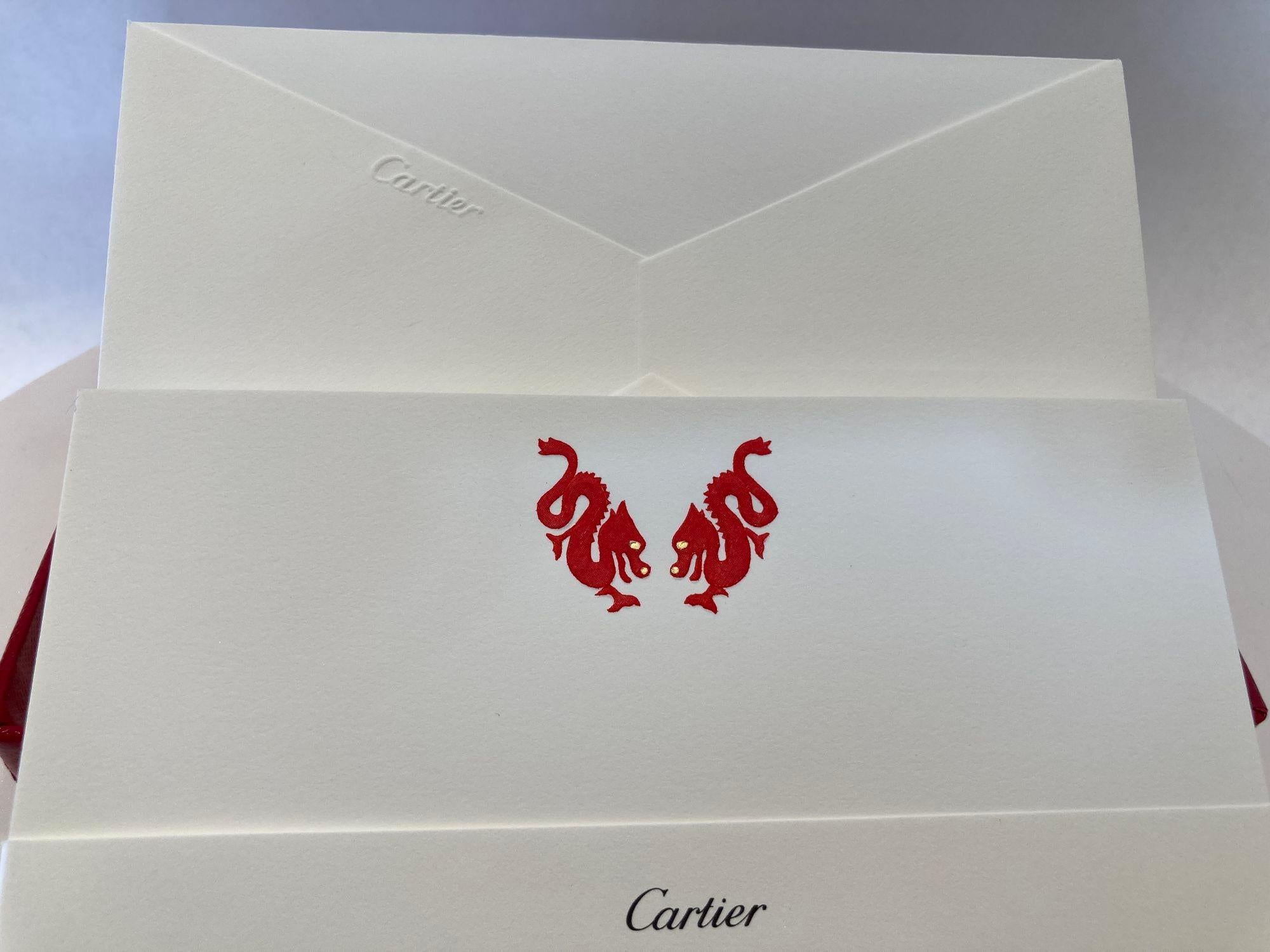 Cartier Rote chinesische Drachen Karten- und Umschlagset in Luxusbox-Schreibtischzubehör (Handgefertigt) im Angebot