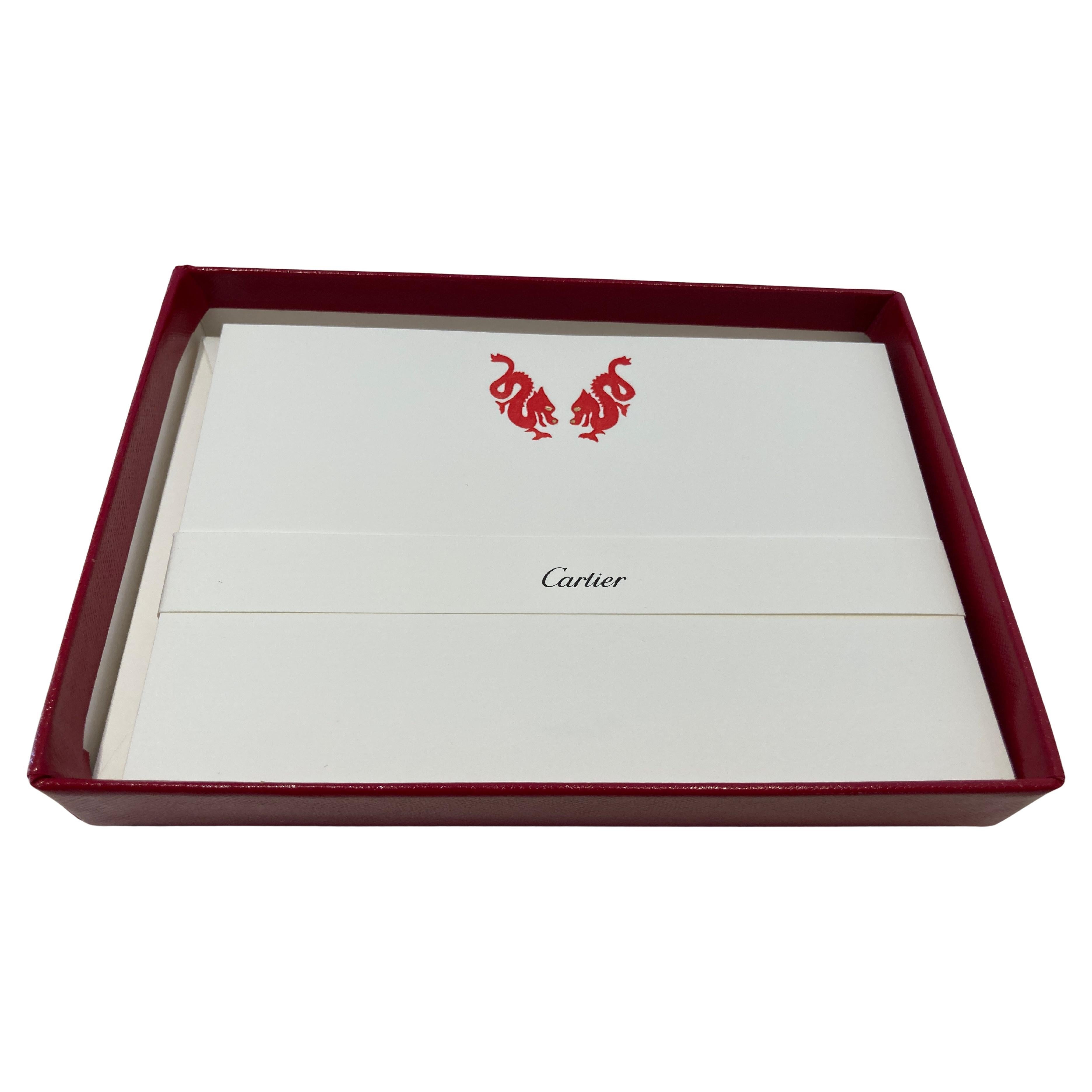 Set di biglietti e buste Cartier con l'iconico design dei draghi cinesi rossi.
Autentico biglietto di cartoleria di lusso Cartier con busta e lettera rossa, edizione limitata di accessori da scrivania.
La struttura in cartoncino stampato in rilievo,