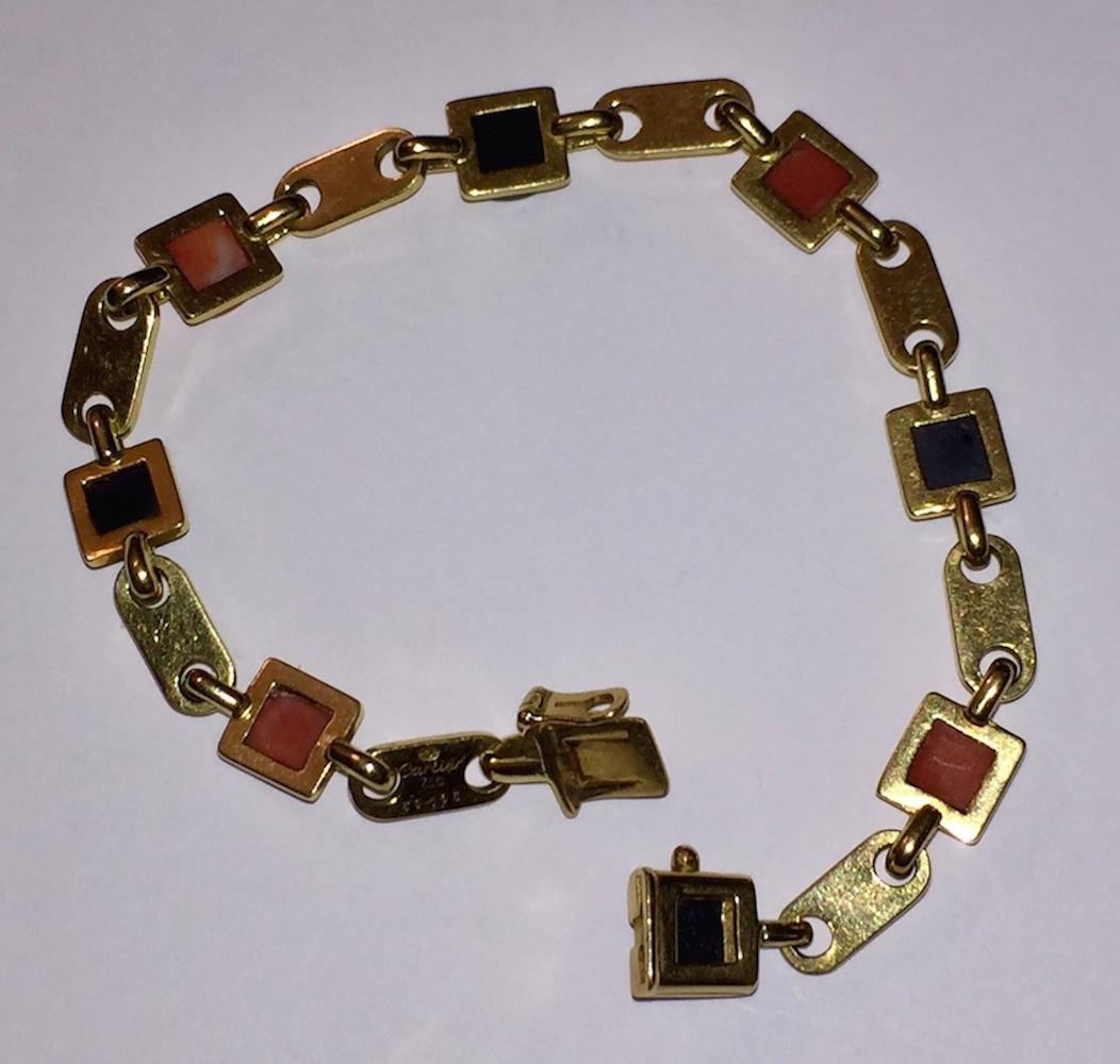 Cartier Red Coral and Black Onyx 18 Karat Gold Bracelet In Good Condition For Sale In New York, NY