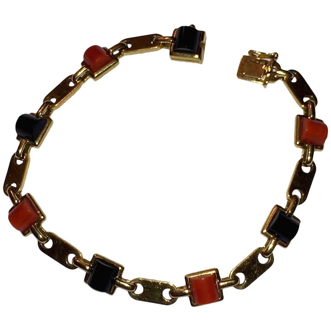 Cartier Red Coral and Black Onyx 18 Karat Gold Bracelet For Sale