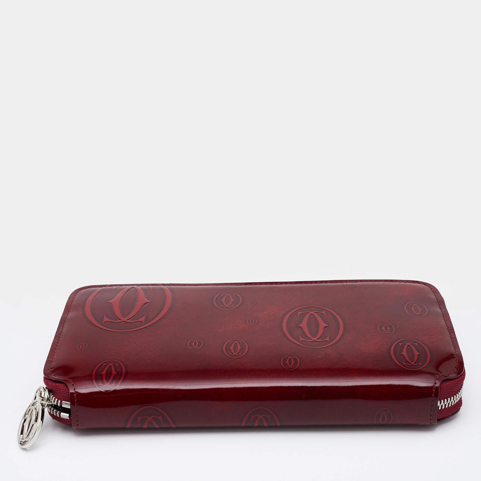 Cartier makes sure you stay at the top of your accessory game with this wallet. Designed to perfection and crafted from fine quality patent leather, it can be your go-to accessory. Effortlessly store your daily essentials with this wallet that comes