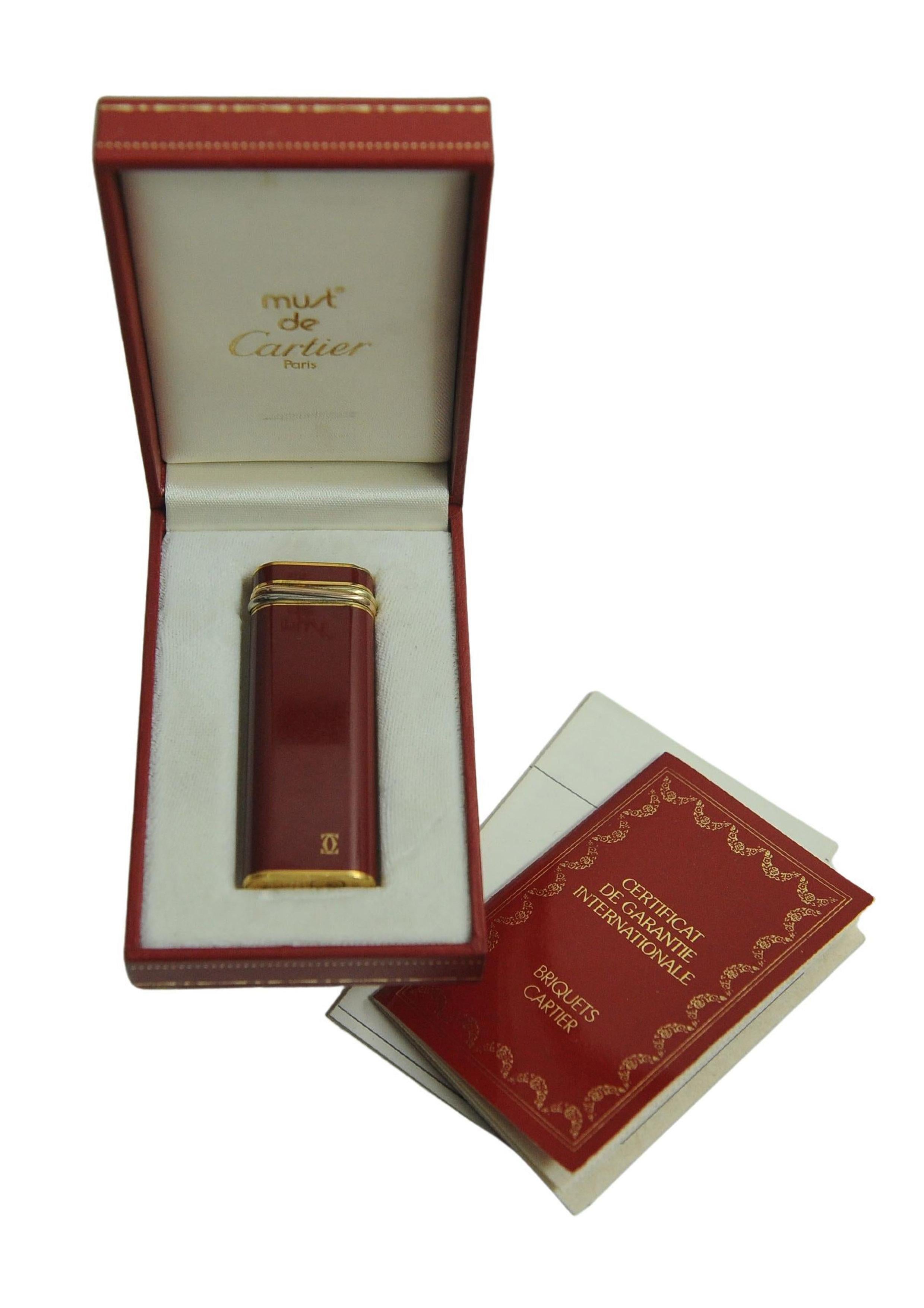 Boîte à briquets Trinity en laque rouge plaquée or 18ct de Cartier avec garantie en vente 1