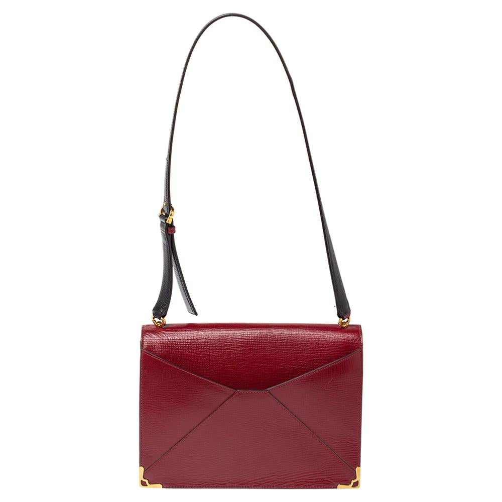 Distinctive in style, this bag from Cartier deserves a stylish wardrobe like yours. It comes crafted from leather in a ravishing red shade and features an envelope inspired silhouette that is detailed with gold-tone metal edges. It opens to a
