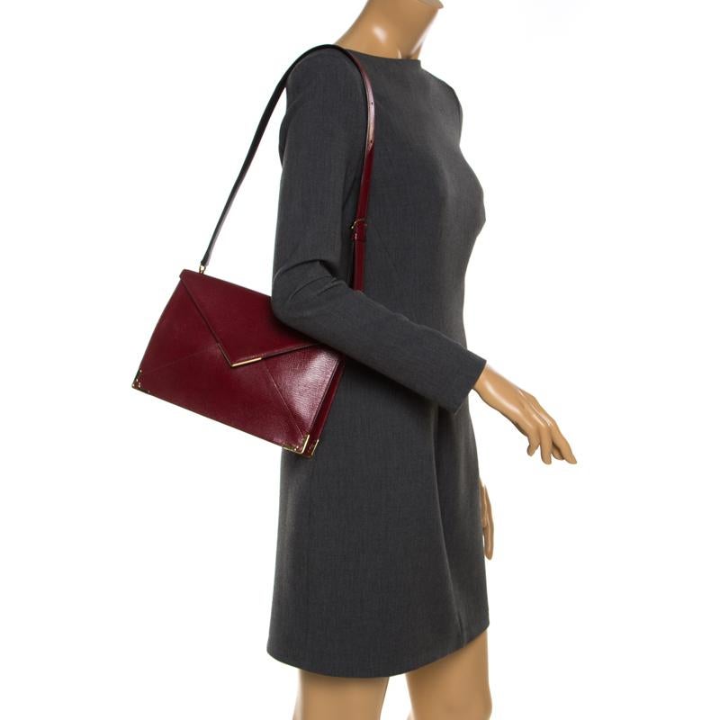 Specially designed for the fashionistas like you is this stunning shoulder bag from the house of Cartier. Get your hands on this exquisite red leather creation to complete your work-week look. It comes with an envelope flap to secure the suede