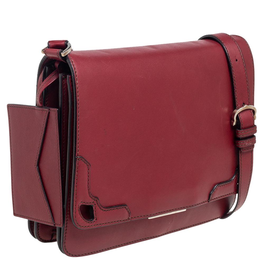 Specially designed for the fashionistas like you is this chic shoulder bag from the house of Cartier. Get your hands on this exquisite red leather creation to complete your work-week look. It comes with a flap to secure the suede lining and a