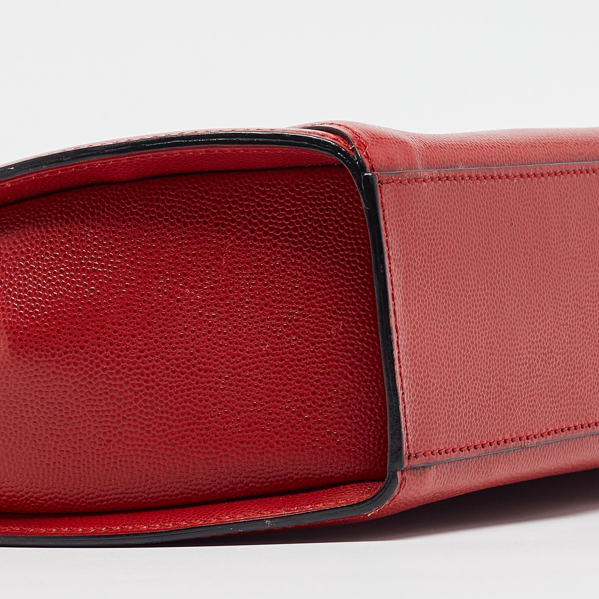 Transportez tout ce dont vous avez besoin avec style grâce à ce sac rouge de Cartier. Fabriqué à partir des meilleurs matériaux, c'est un accessoire qui promet un style et une utilisation durables.

