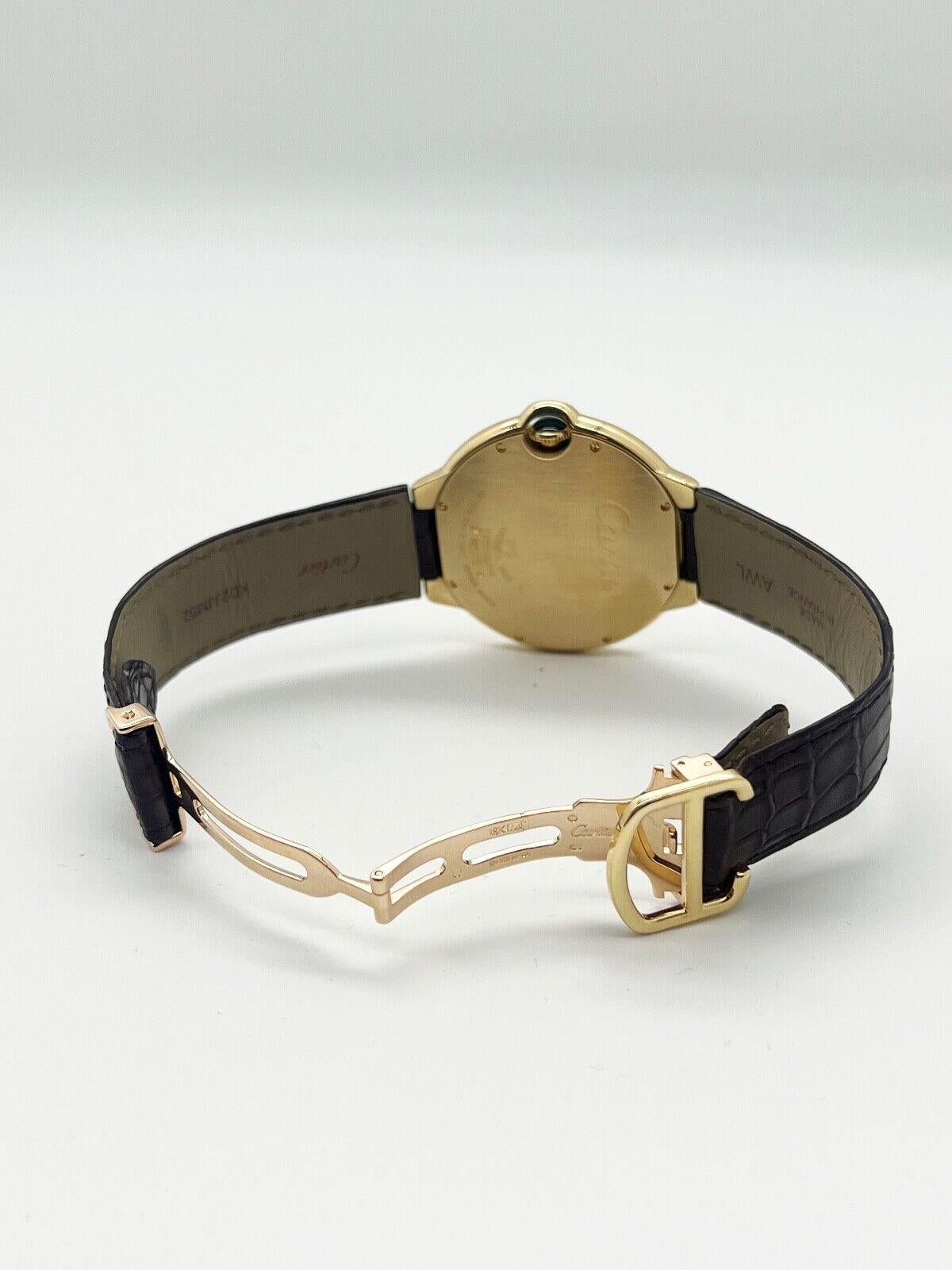 Numero di stile: 2998

 

Model: Ballon Bleu 

 

Materiale della cassa: Oro giallo 18 carati 

 

Fascia: pelle marrone 

 

Lunetta:  oro giallo 18 carati

  

Quadrante: argento 

 

Volto: Cristallo di zaffiro 

 

Dimensioni della cassa: 42 mm
