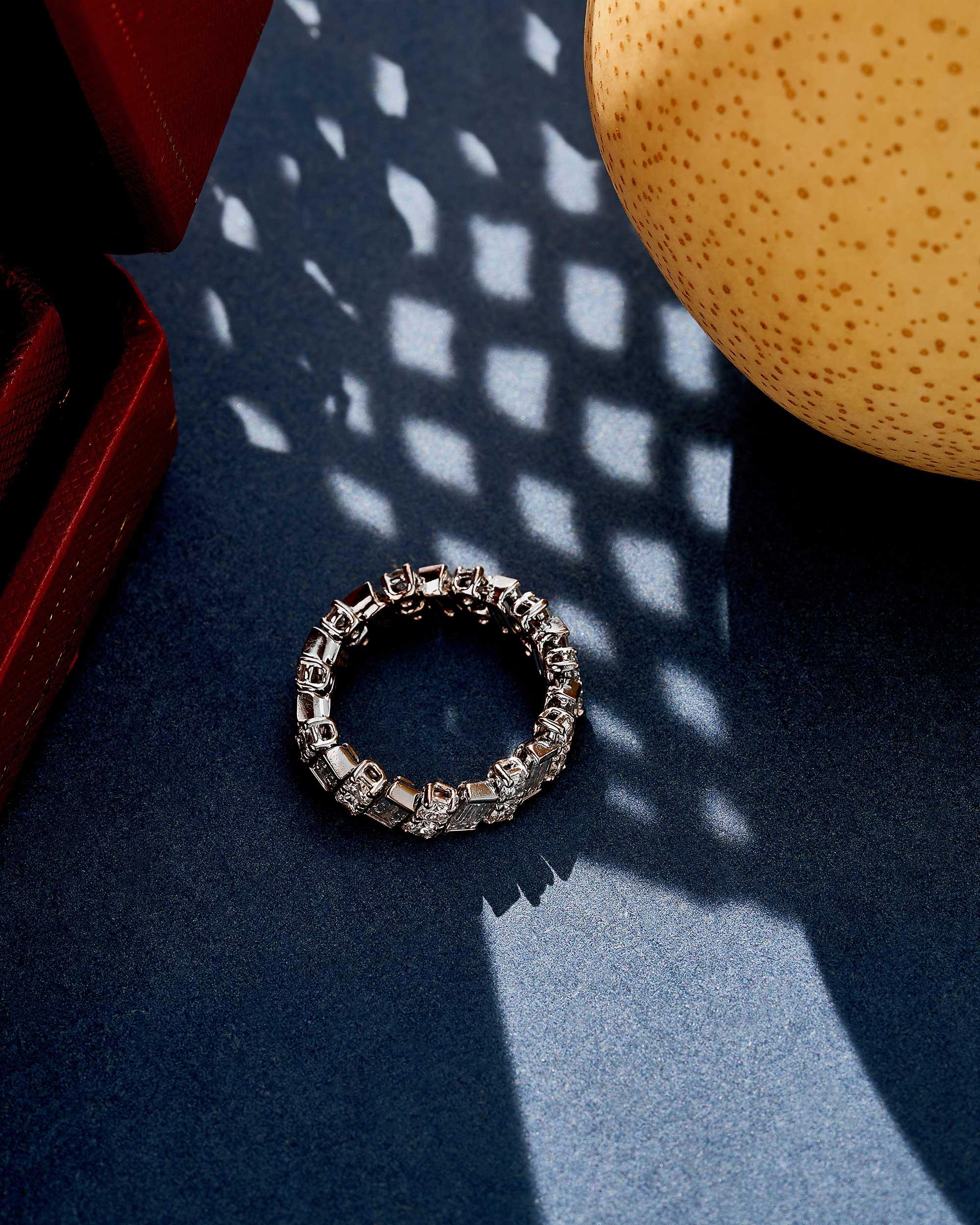 Cartier Reflection de Cartier Ring  
- MATERIAL: Weißgold  
- Edelsteine: 11 Diamanten im Baguetteschliff von insgesamt 1,24 Karat, 22 Diamanten im Brillantschliff von insgesamt 1,05 Karat  
- Jahr: 2021  
- Größe: 52
- Zubehör: Inklusive original