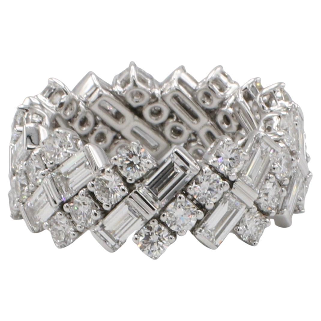 Anillo de boda flexible con diamantes naturales Cartier Reflection De Cartier
Metal: oro blanco de 18 quilates
Peso: 7.36 gramos 
Diamantes: 66 diamantes talla brillante que suman 1,58 quilates, y con 18 diamantes talla baguette que suman 1,94