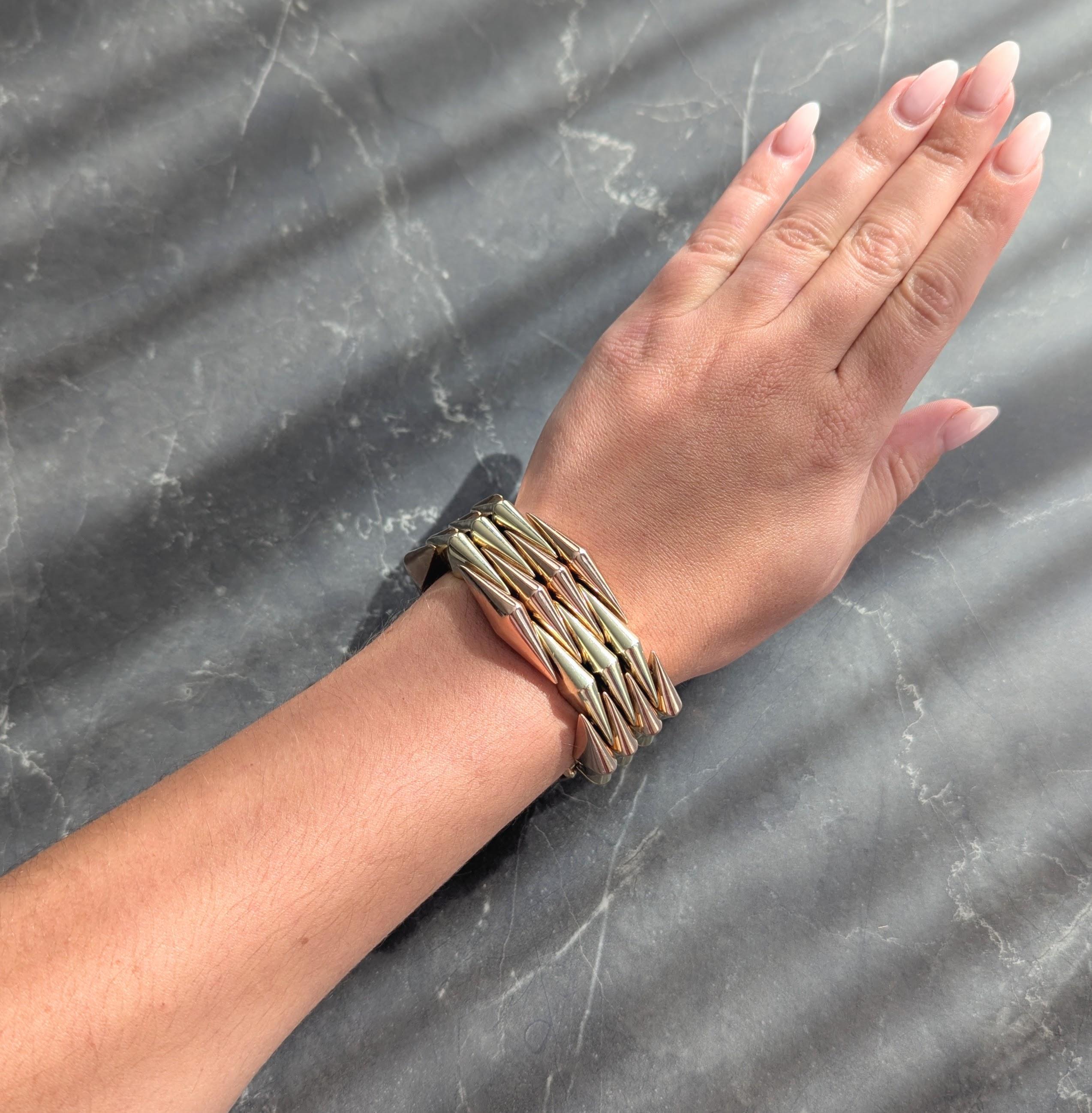 Bestehend aus klappbaren Gliedern in Form einer Pyramide
Abwechselnd mit Formen aus Gelb- und Roségold
Akzentuierung durch Hochglanzpolitur
Verdeckter Druckknopfverschluss
Gestempelt für 14 Karat Gold
Nummeriert und vollständig signiert für