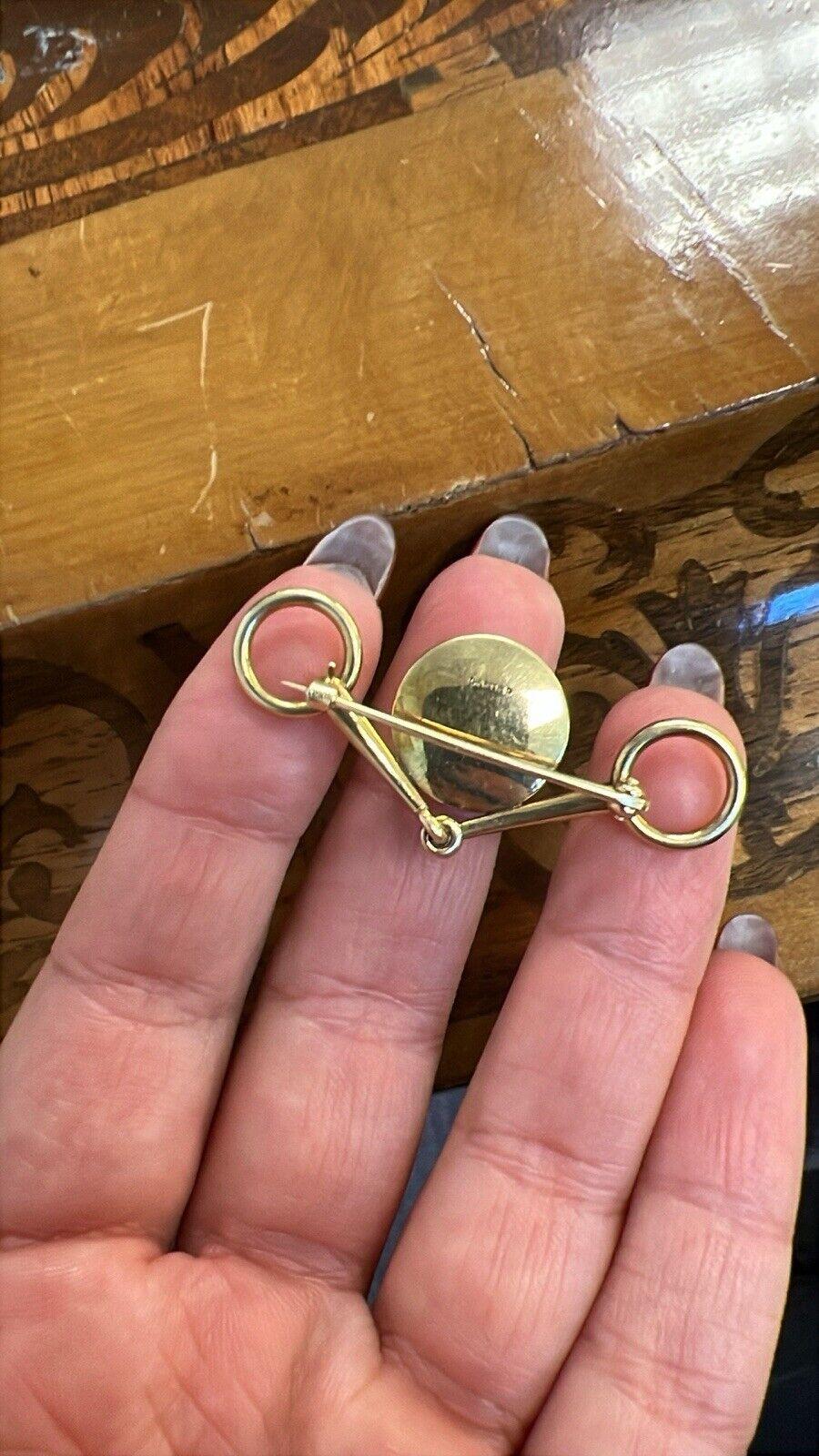 CARTIER Retro 14k Gelbgold, Emaille & Bergkristall Reiterbrosche 1940er Jahre im Angebot 3