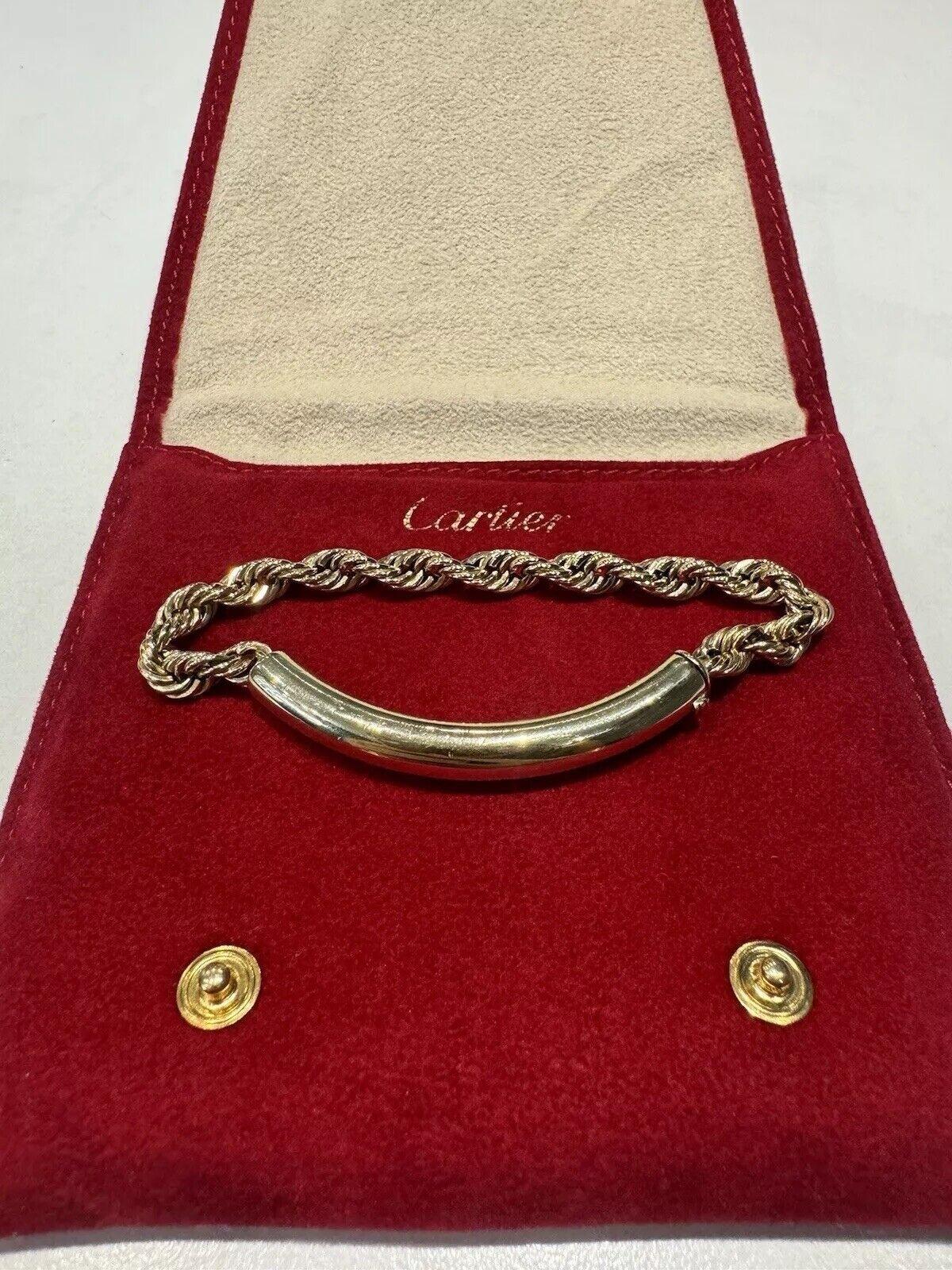 Cartier 14k Oro Amarillo ID Pulsera Tejida c/Pouch Circa 1940s Retro

Aquí tiene la oportunidad de adquirir una hermosa pulsera de diseño muy coleccionable.  

Esta pulsera Cartier vintage es una pieza de joyería impresionante que desprende una