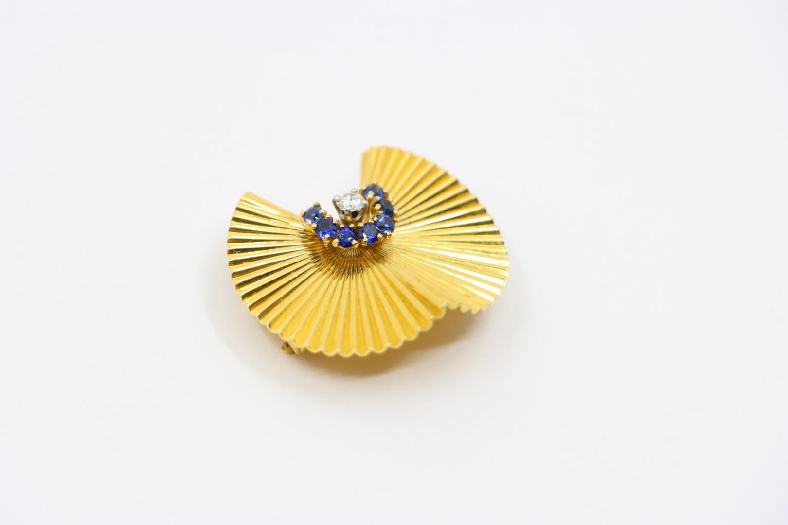 Round Cut Cartier Retro 18K Gold Sapphire Diamond Brooch For Sale