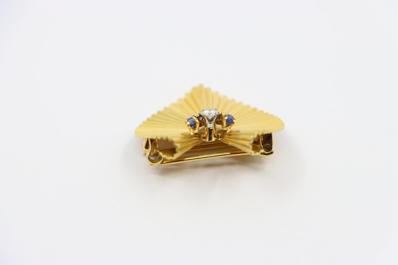 Women's or Men's Cartier Retro 18K Gold Sapphire Diamond Brooch For Sale