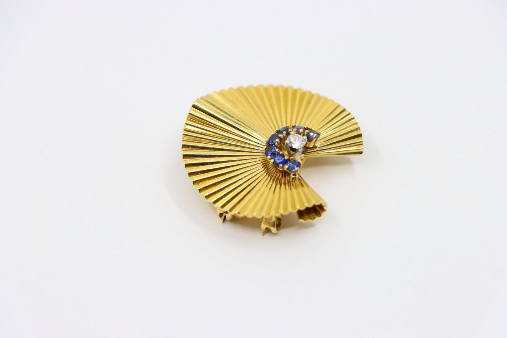 Cartier Retro 18K Gold Sapphire Diamond Brooch For Sale 1