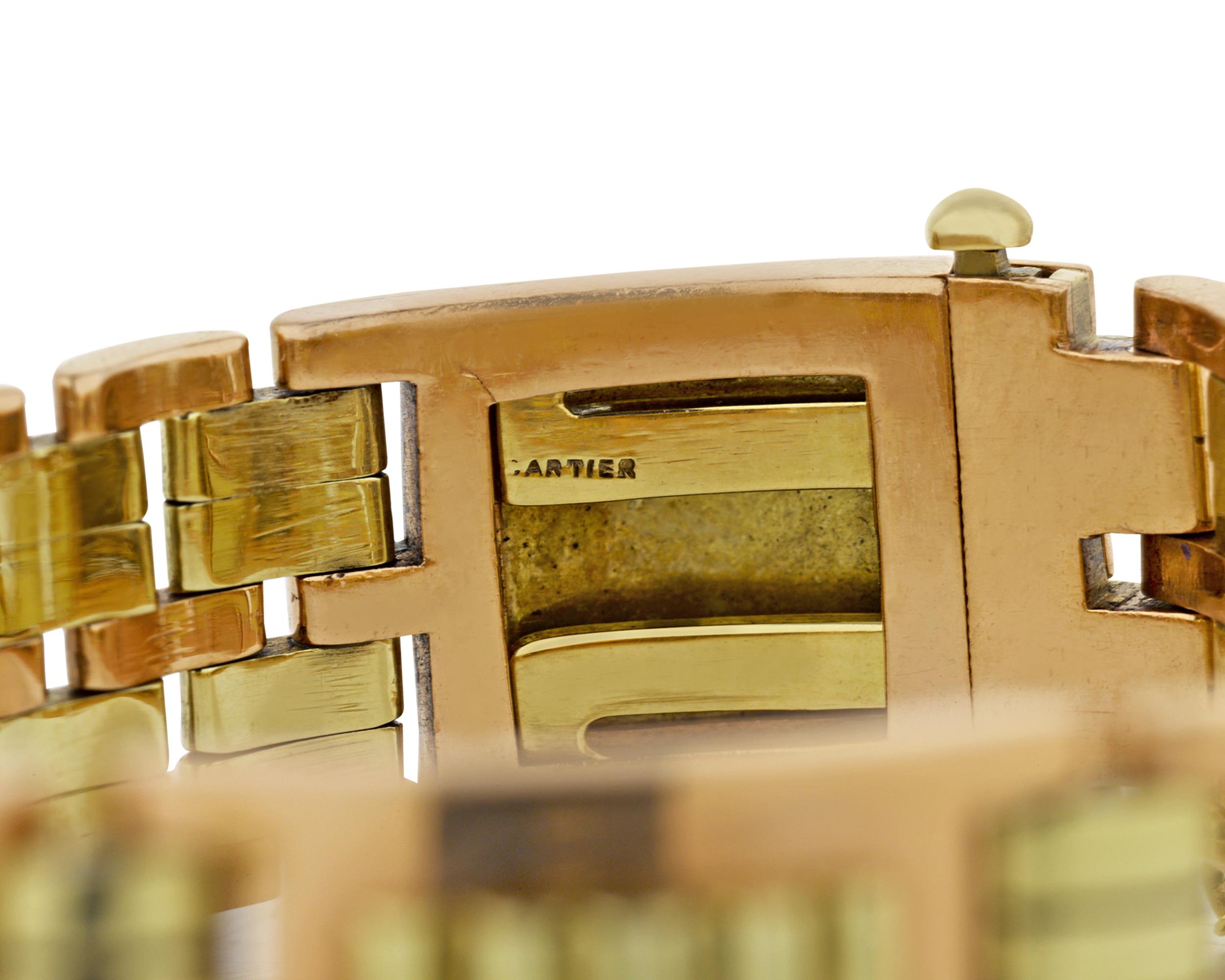 Dieses fabelhafte Armband aus 14 Karat Gold von Cartier ist ein klassisches Beispiel für den tadellosen Geschmack des Unternehmens. Das zweifarbige Gliederdesign aus Gold ist ein Wunderwerk der Retro-Kunst und Handwerkskunst, das die Qualitäten