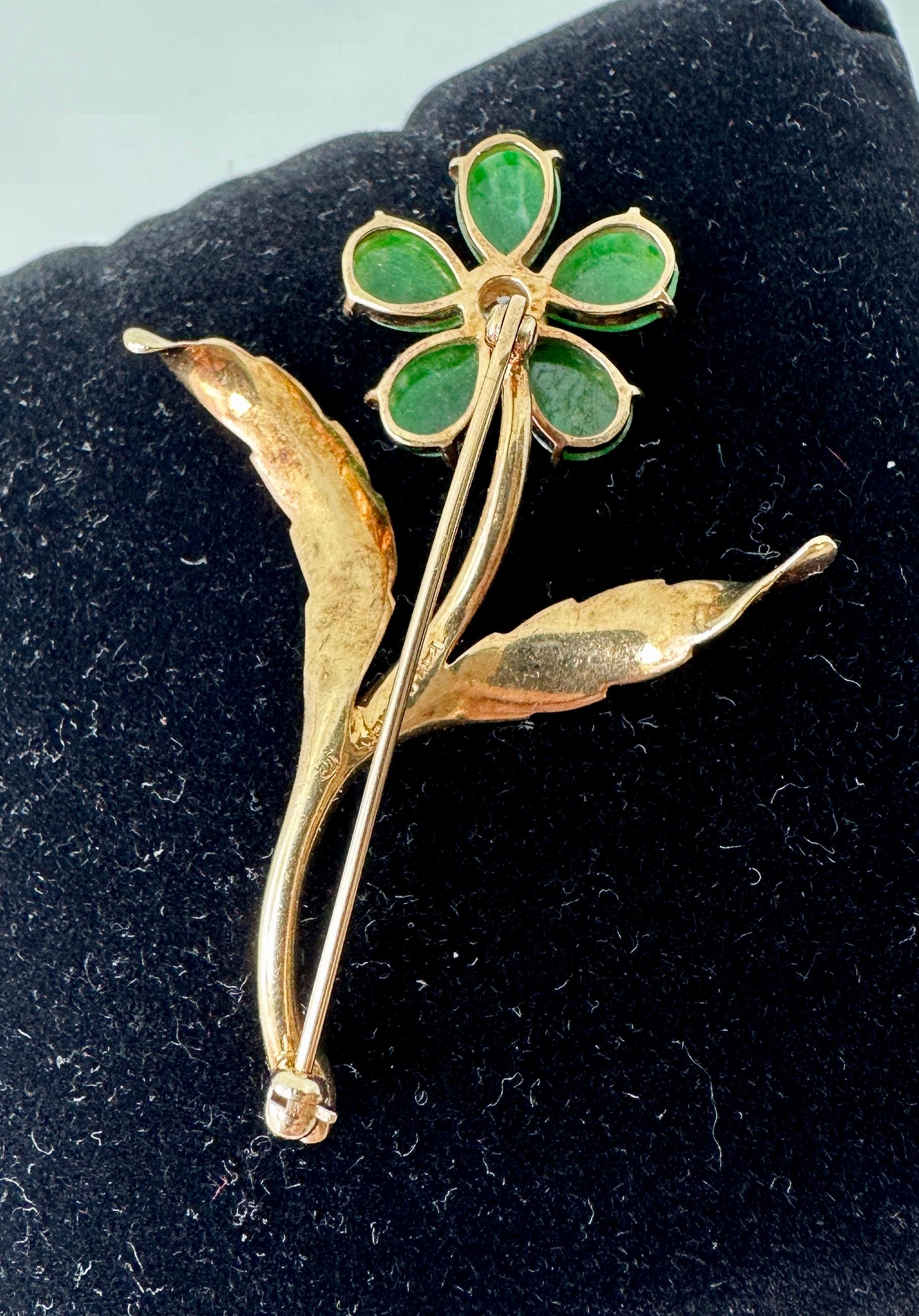 Cartier Broche rétro en forme de fleur en or 14 carats avec diamants et jade, milieu du siècle dernier  en vente 4