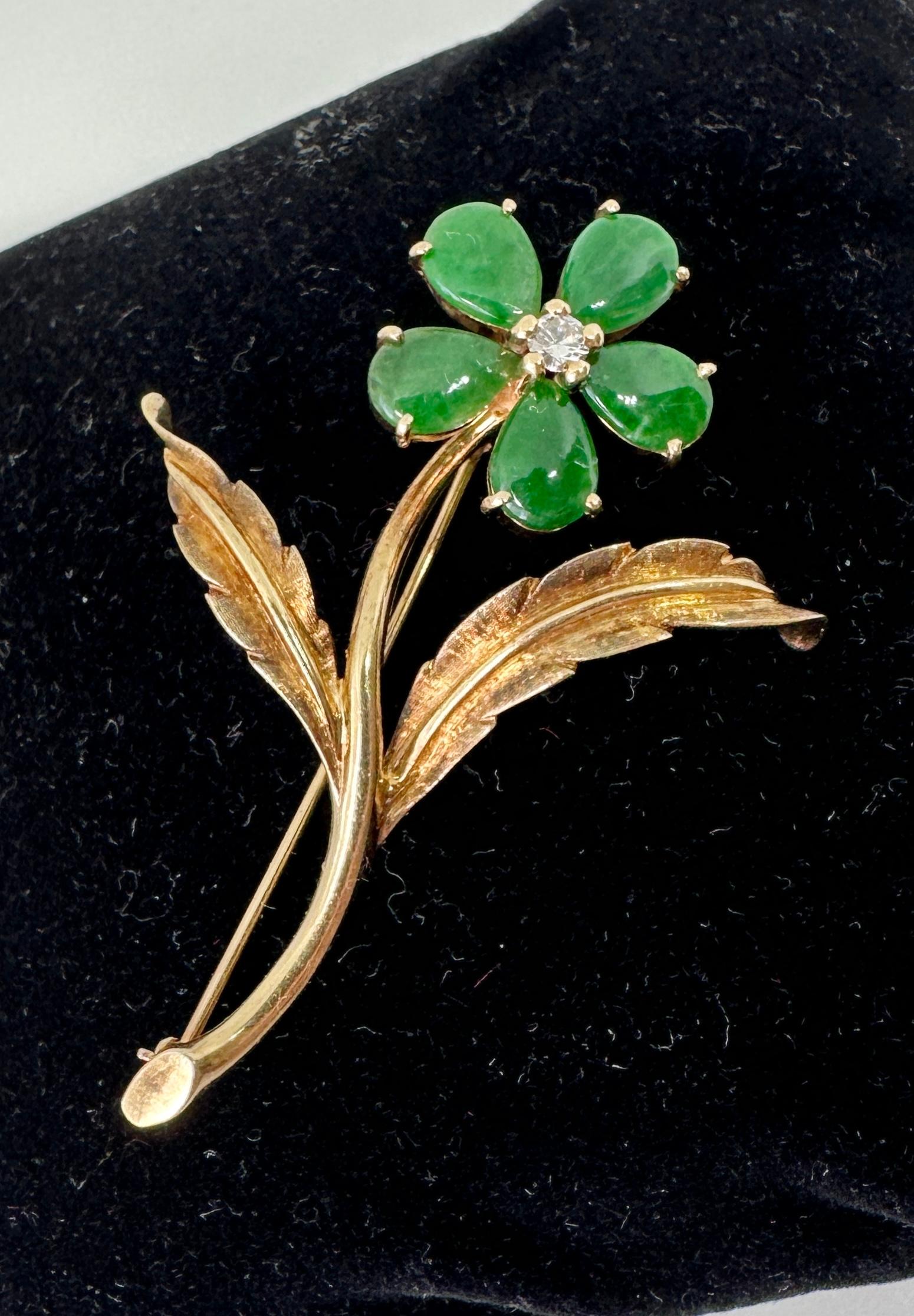 Rétro Cartier Broche rétro en forme de fleur en or 14 carats avec diamants et jade, milieu du siècle dernier  en vente